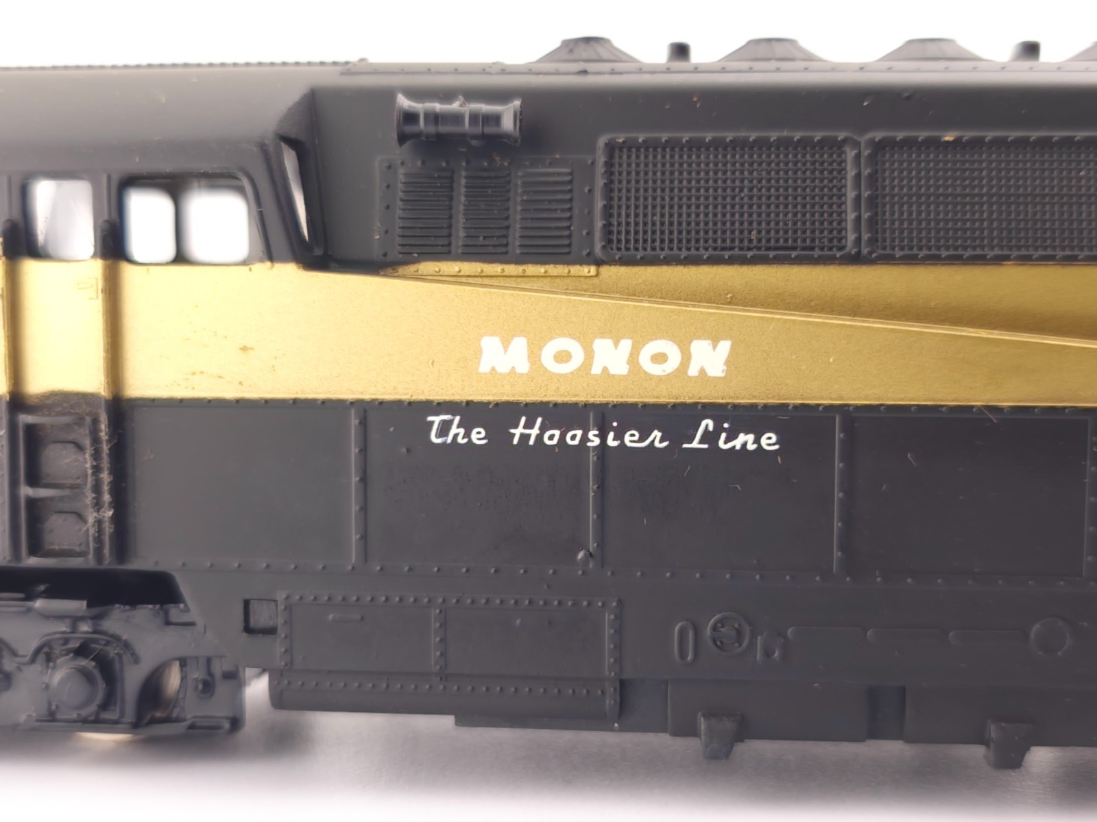 *READ* AHM HO Scale Monon Hoosier Line BL-2 Diesel Locomotive Model Train