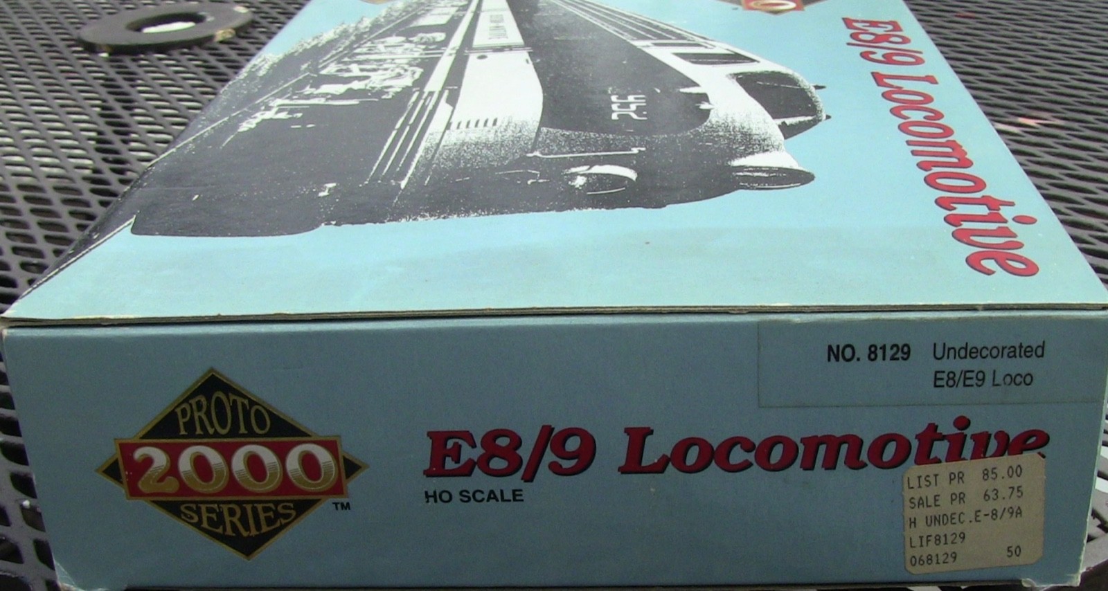 One pair ( 2 ) Proto 2000 Series E8/9 HO Undecorated Locomotives New in Box