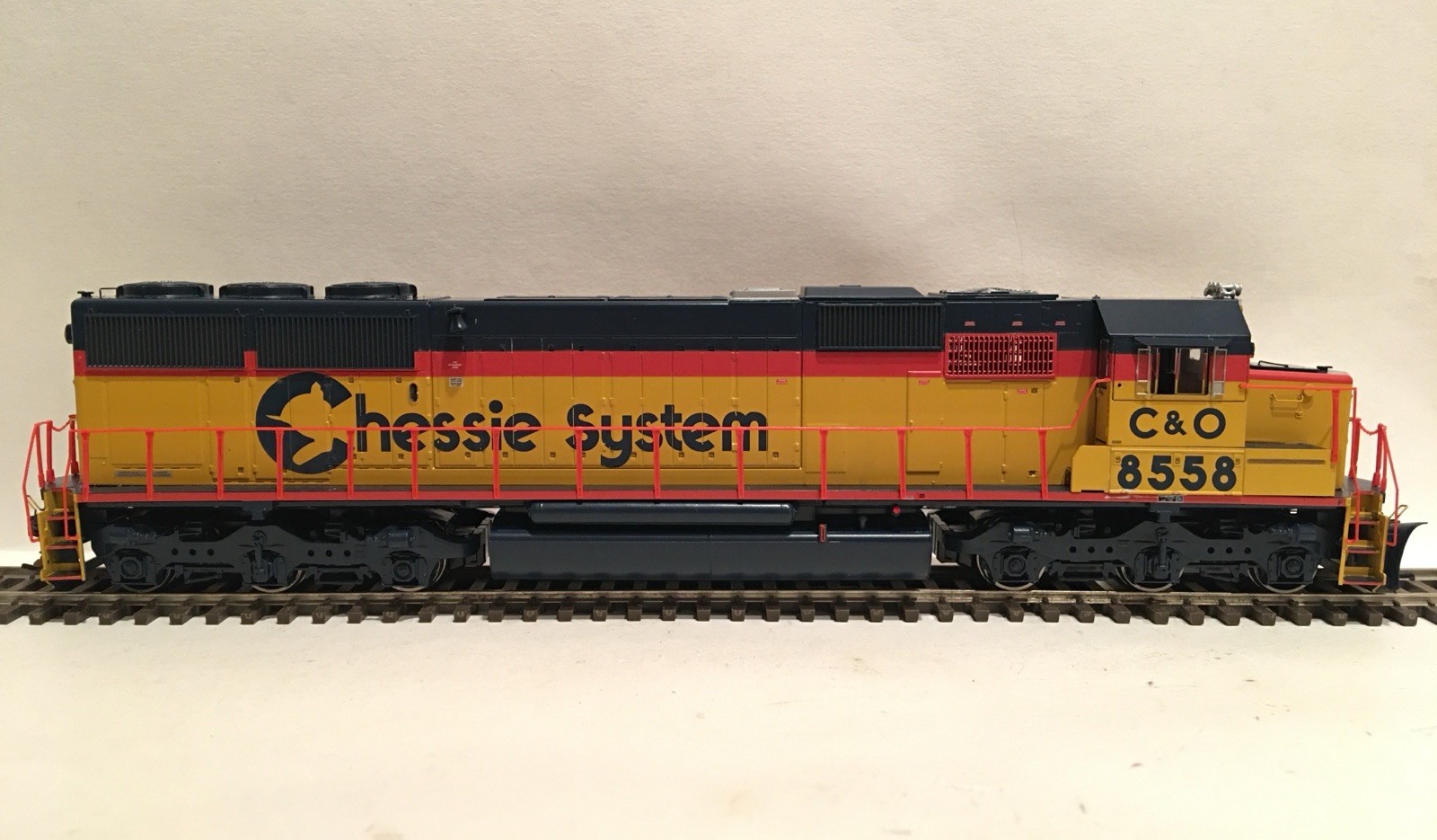 HO Athearn RTR 80413 Chessie System SD50 Powered Diesel Locomotive C&O #8558