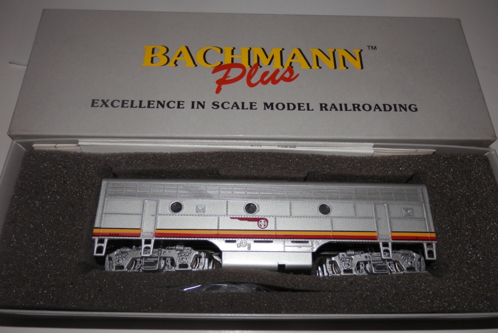 Bachmann Plus HO Scale POWERED Santa Fe 336B War Bonnet EMD F7B Loco #11226