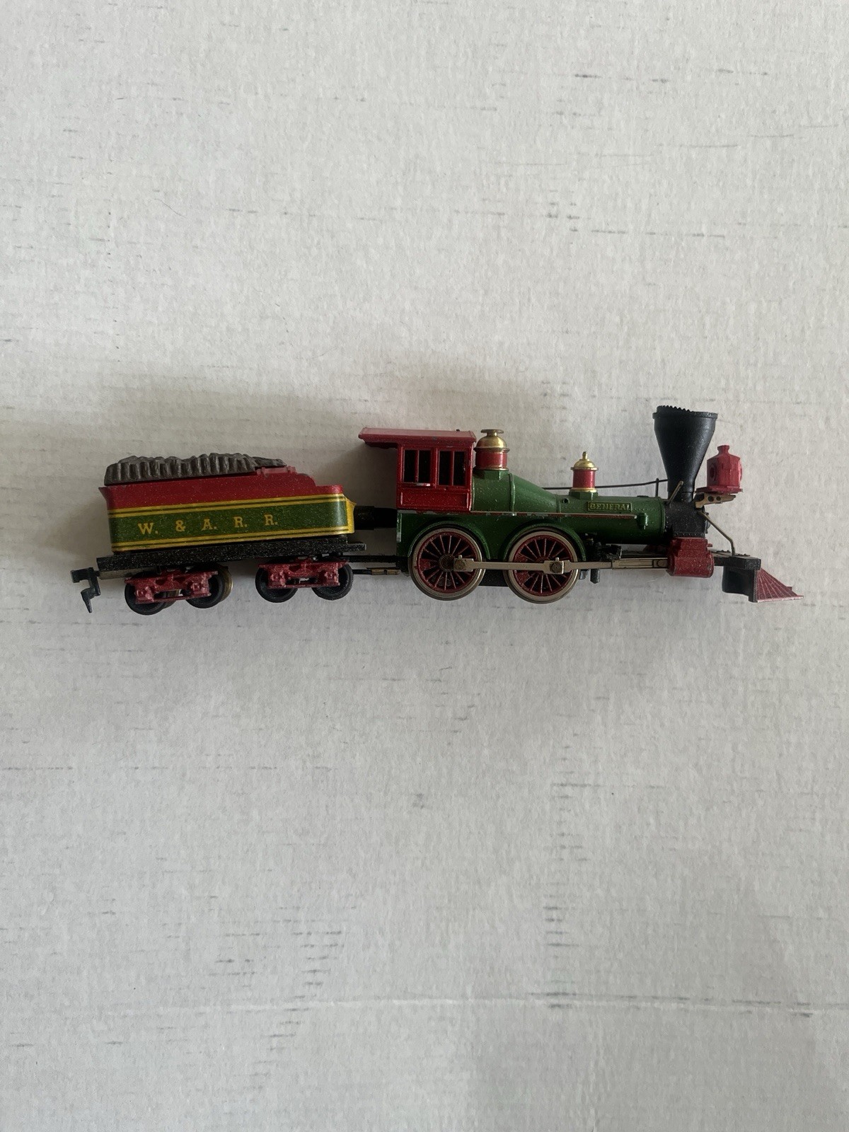 Mantua General 3960 Locomotive with Tender 3240 HO. Not Tested. Wheels Missing