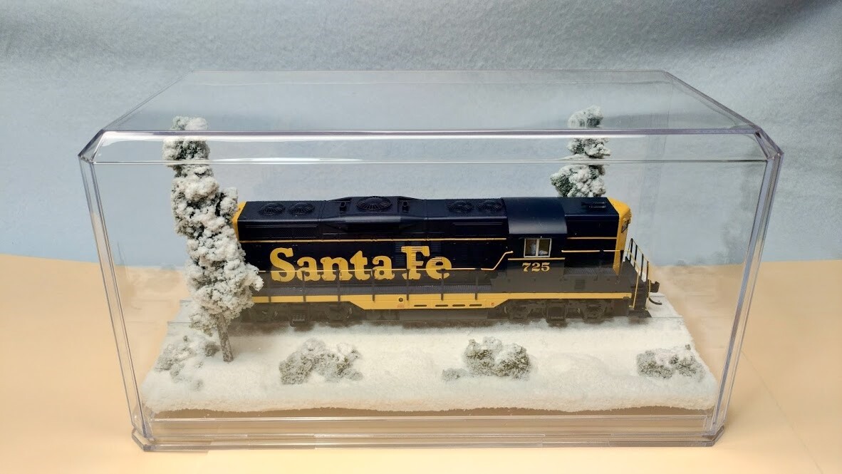 HO SCALE 9″ SINGLE TRACK DISPLAY CASE -WINTER SCENE-FOR ANY HO TRAIN