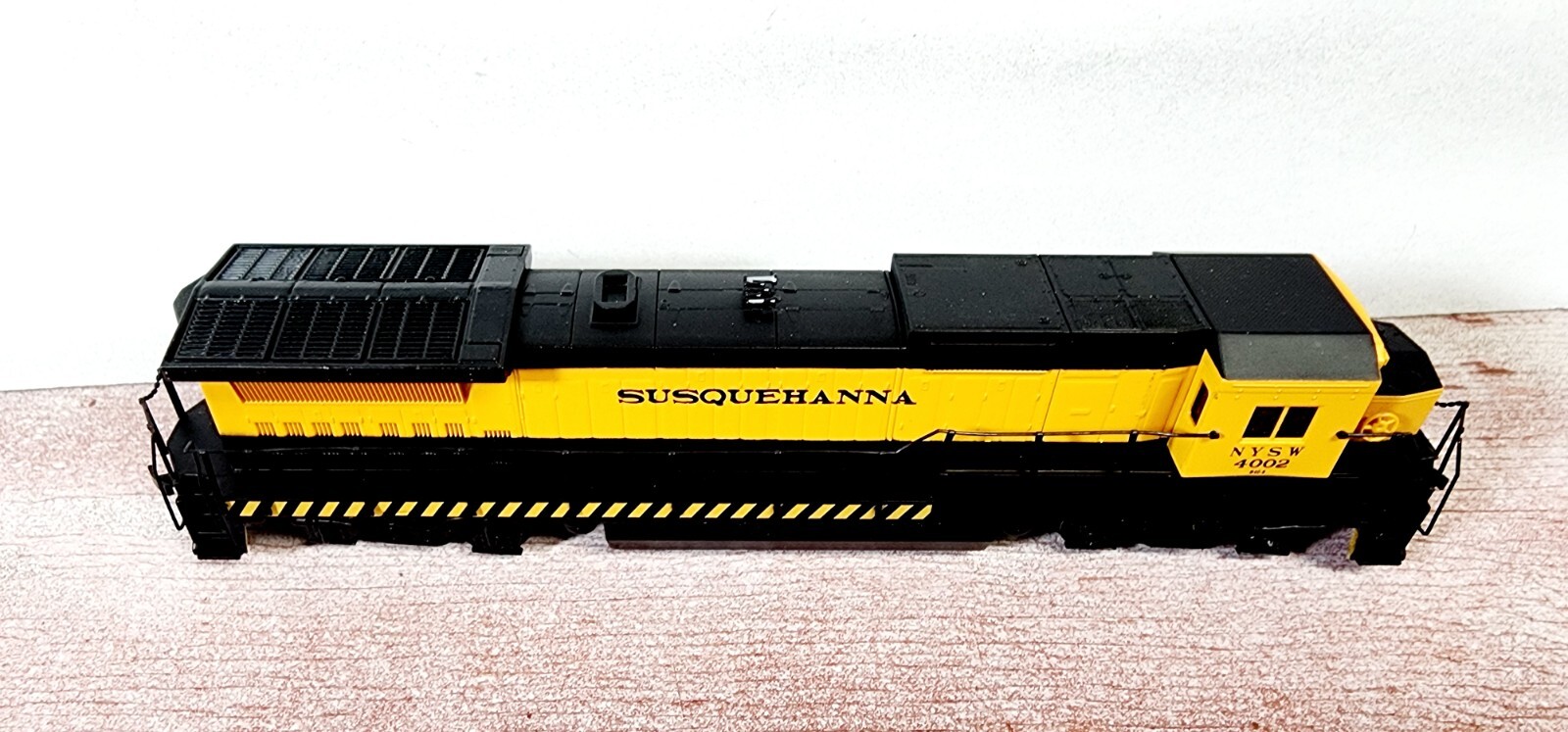 Walthers Trainline 931-173 New York Susquehanna RR GE Dash 8-40B 4002 Powered HO