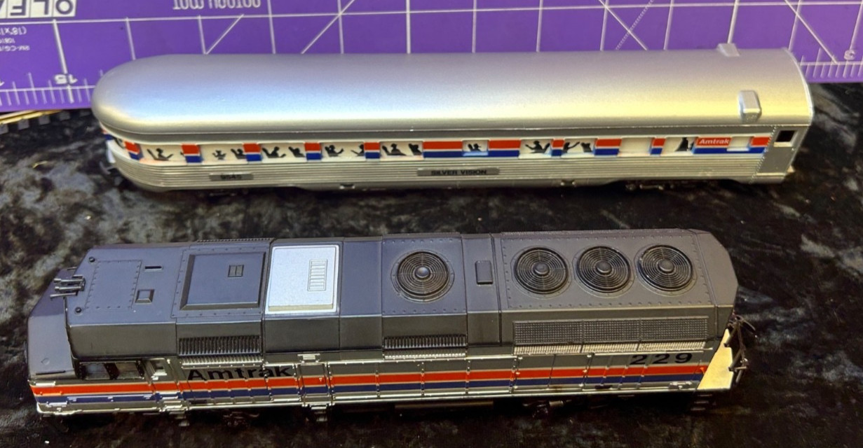 HO Scale Amtrak Diesel Locomotive 229 and Passenger Car 9545, 14-2 bin1