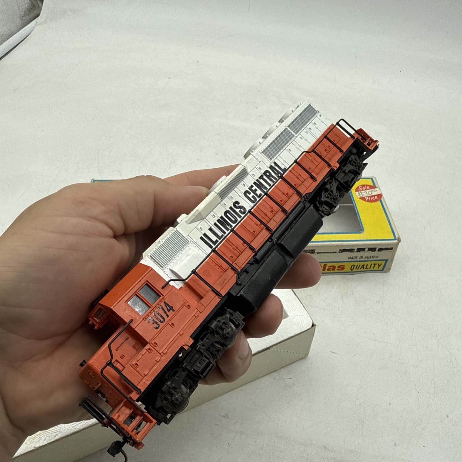 HO scale Atlas GP40 Motorized Illinois Central deisel #3074