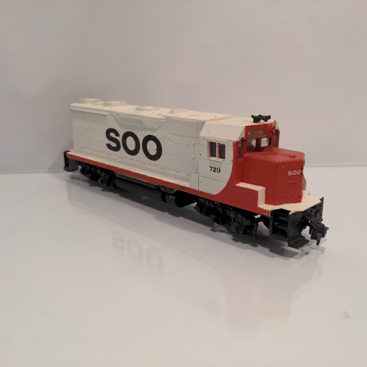HO Athearn GP35 Soo Line Dummy Diesel #729