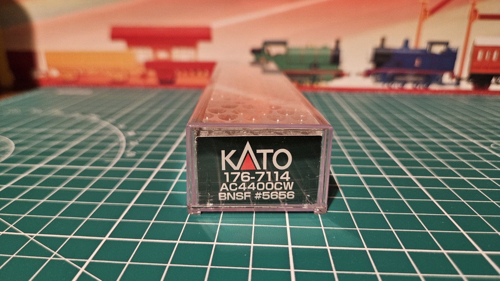 Kato N Scale ~ New 2026 ~ AC4400CW ~ BNSF #5656 ~ DC WORKS + 3 Freight Cars