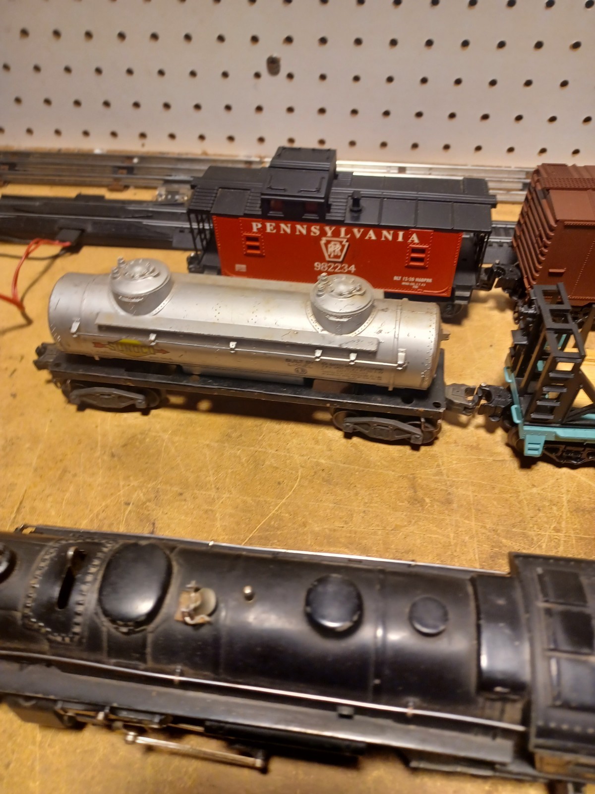 Lionel Cast Metal Steam Engine and Tender and Cars and Caboose O Gauge