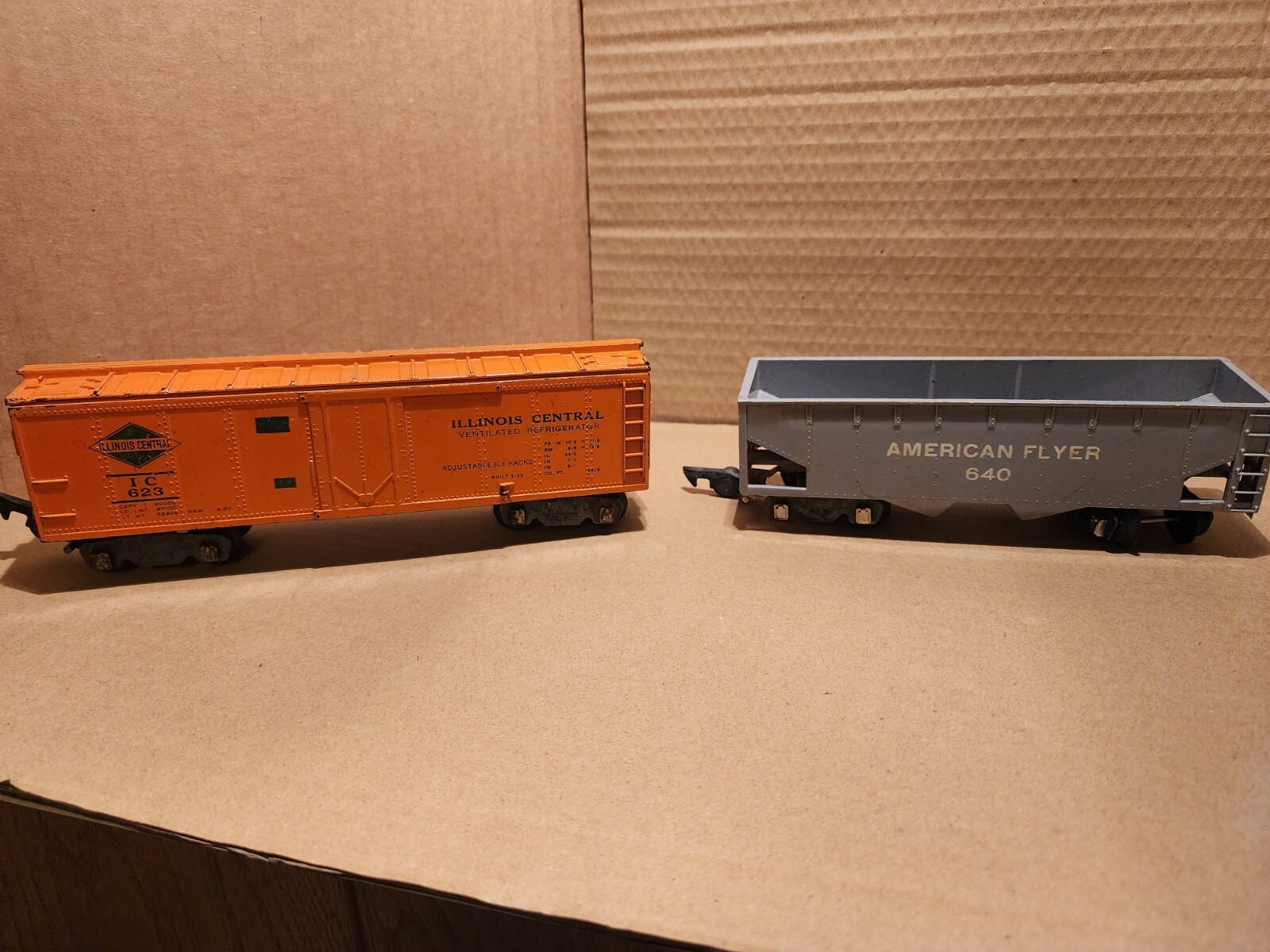 AMERICAN FLYER IC 630 Reefer Boxcar and Grey 640 Hopper-Very Good Condition jw