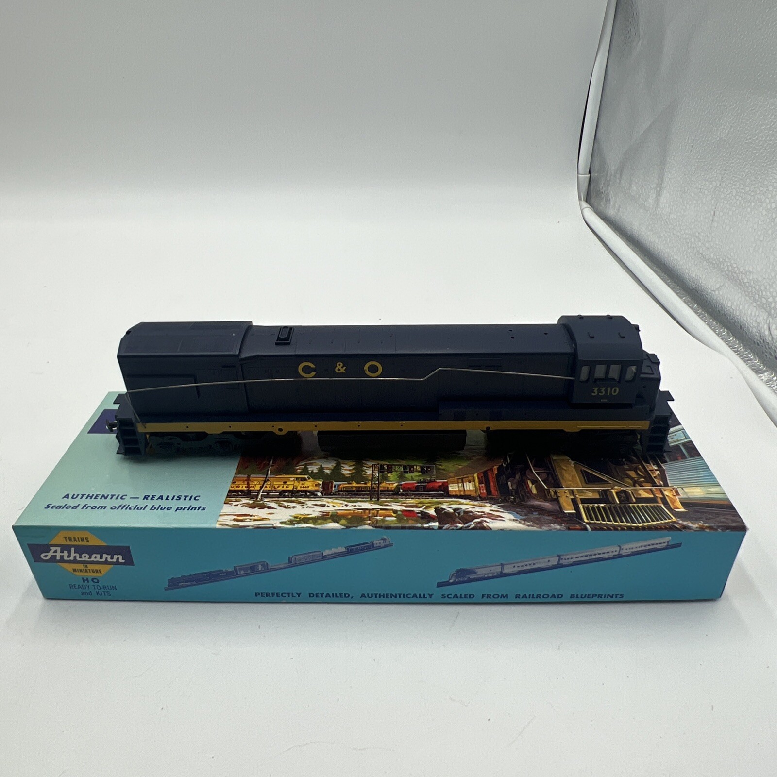 ATHEARN HO SCALE U30C C&O POWERED LOCOMOTIVE #3310 WITH BOX/EX!
