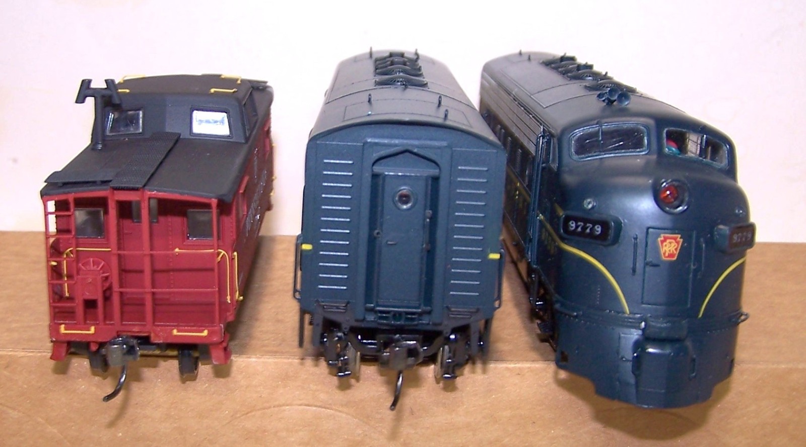 HO INTERMOUNTAIN F7a, F7b, BOWSER CABOOSE 478049, PENNSYLVANIA PRR 9779 DC