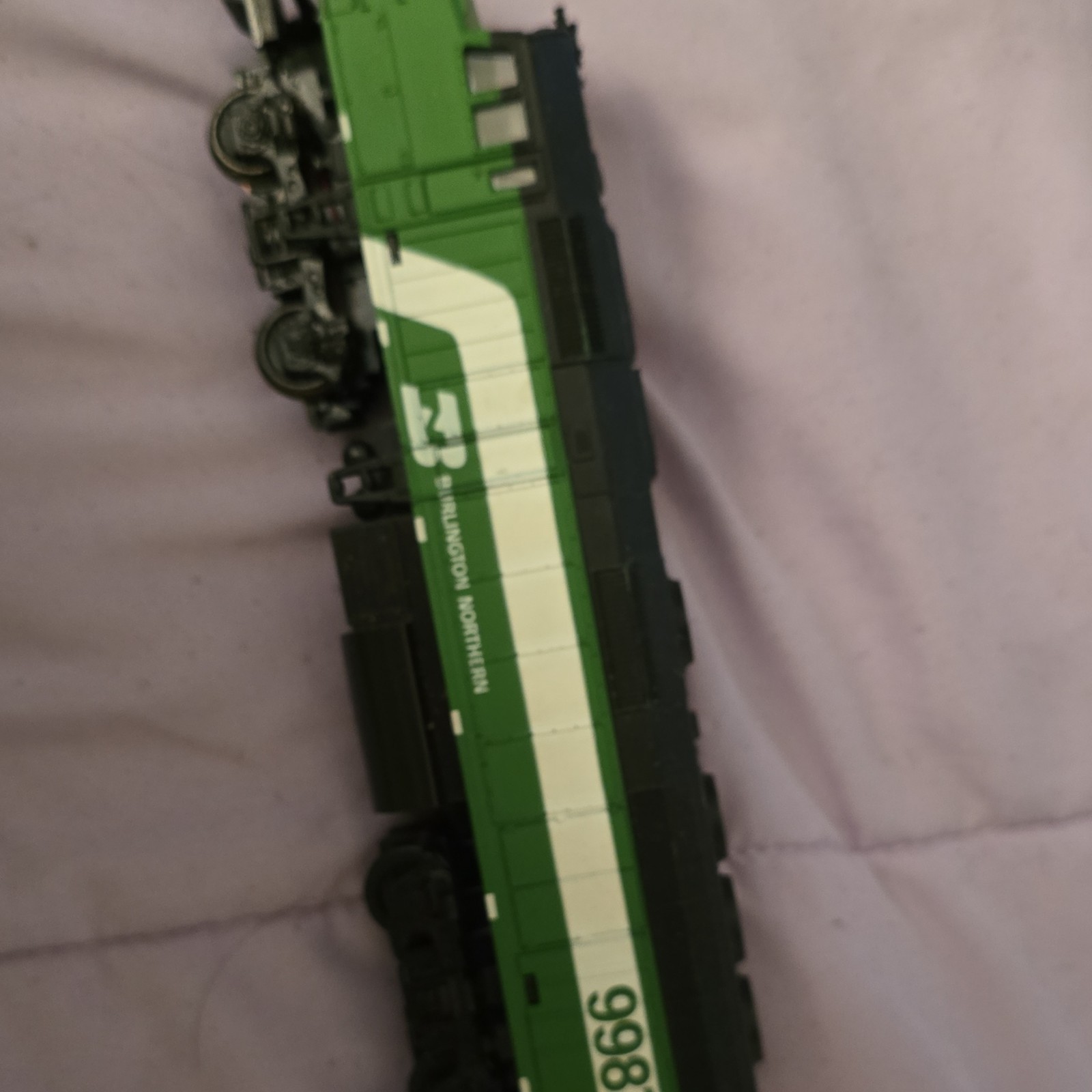 Burlington Northern Diesel Locomotive HO Scale 9866 13895 Green Black White