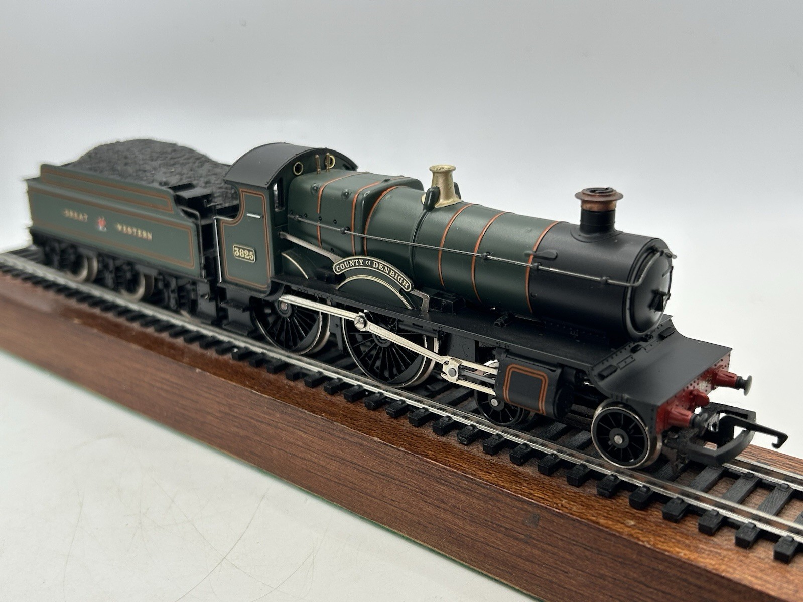 OO Hornby R584 GWR County Class 4-4-0 Steam Locomotive ‘County Of Denbigh’ – VG