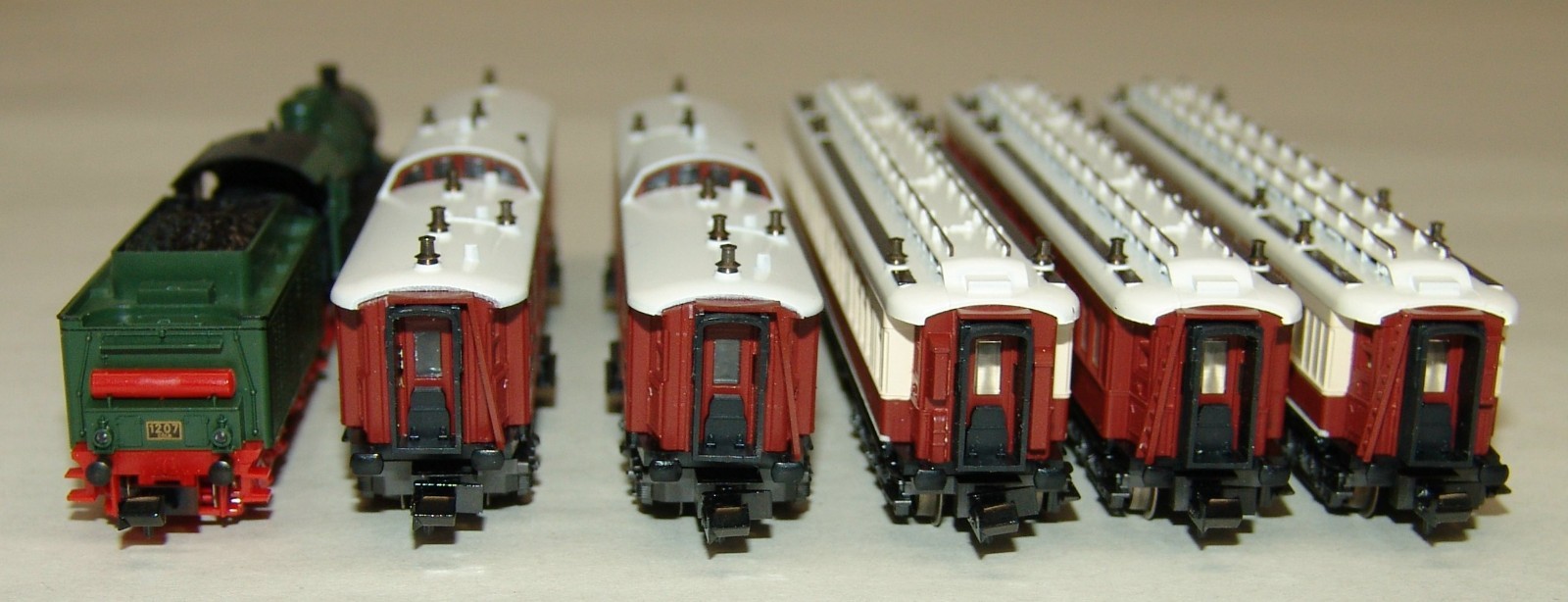 MINITRIX N SCALE 1017 ORIENT EXPRESS 5 CAR PASSENGER SET WITH 2-6-0 (L
