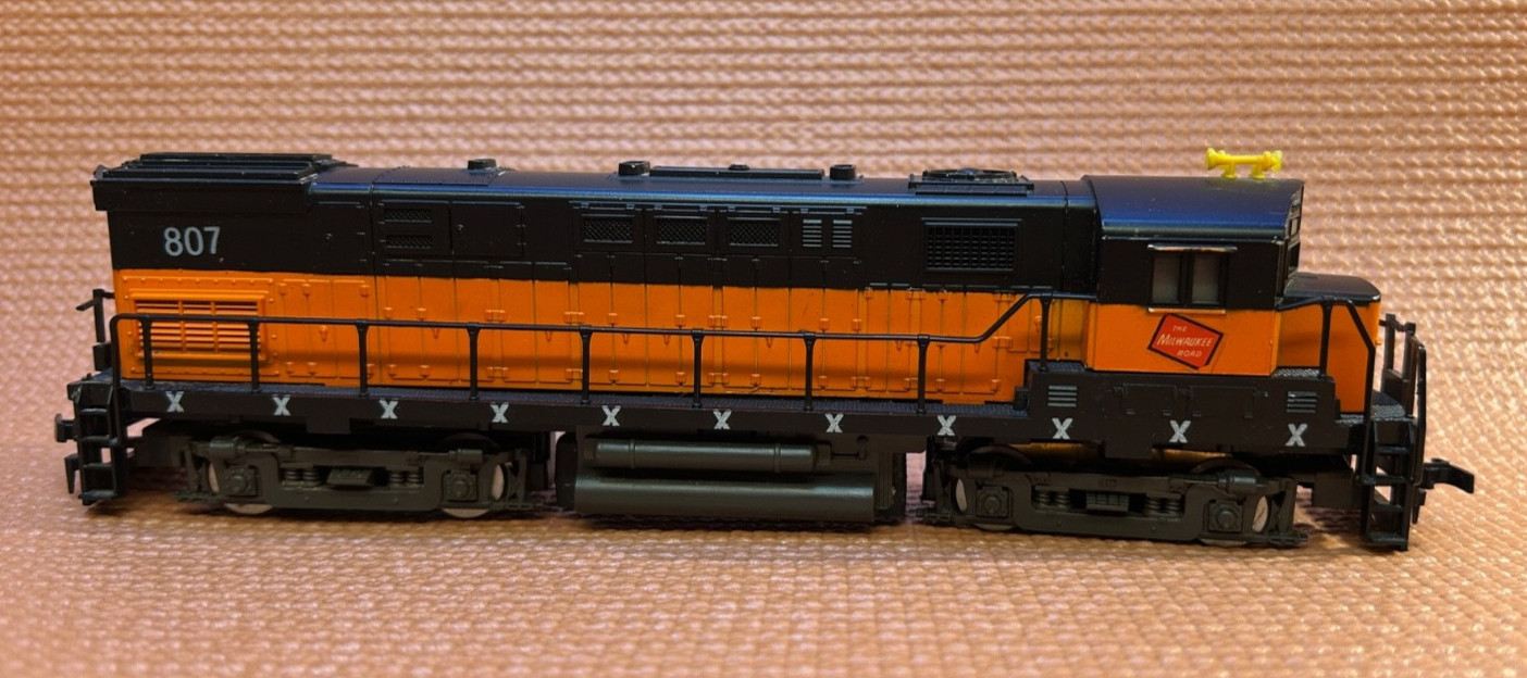 HO BLACK & ORANGE GP40 DIESEL LOCOMOTIVE/LOCO 807, WORKs lot 3-6 bin2