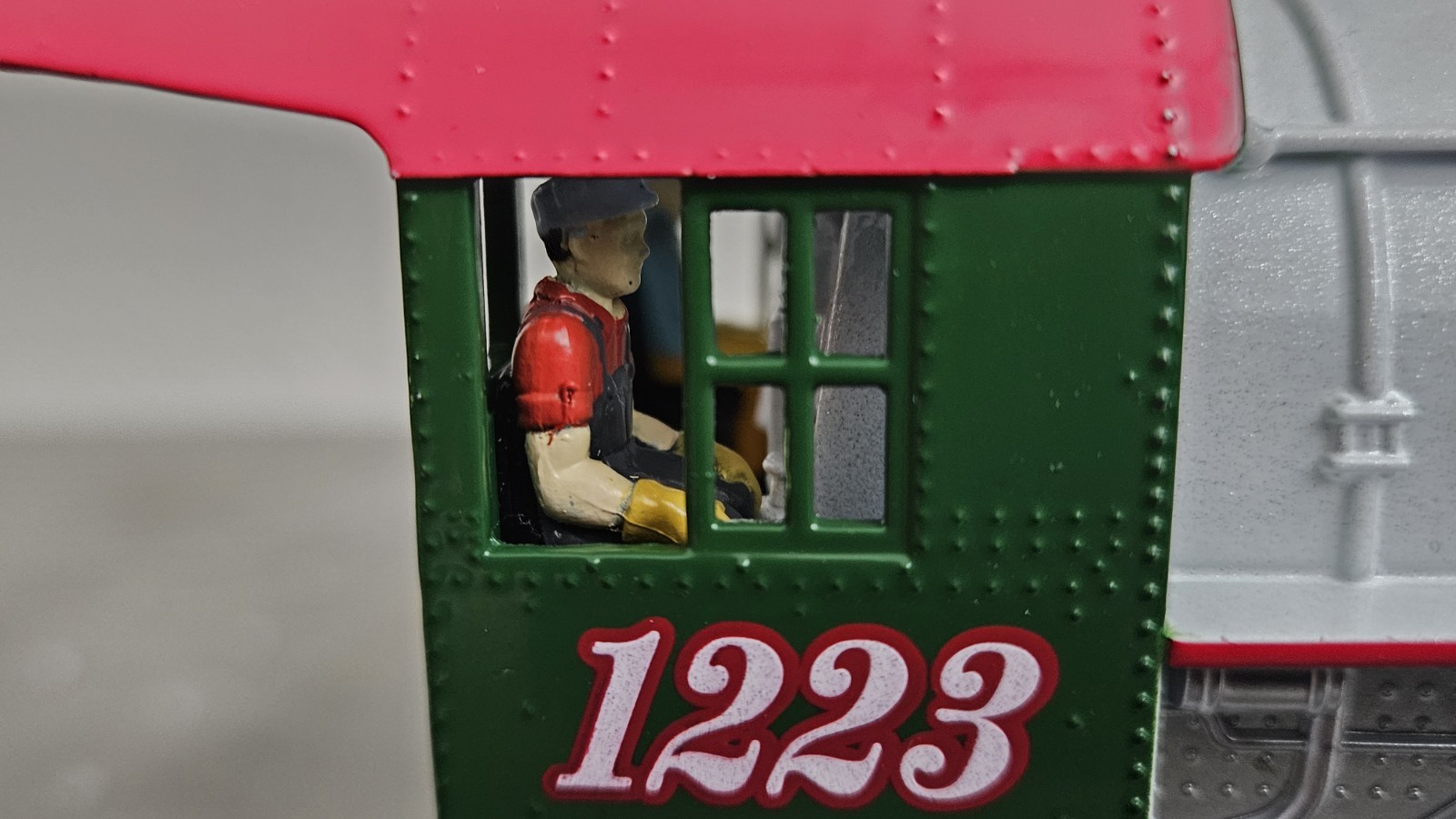Lionel Christmas WW #1223 LC/BT 0-8-0 Steam Engine w/ Remote & 4 Pieces Of Track