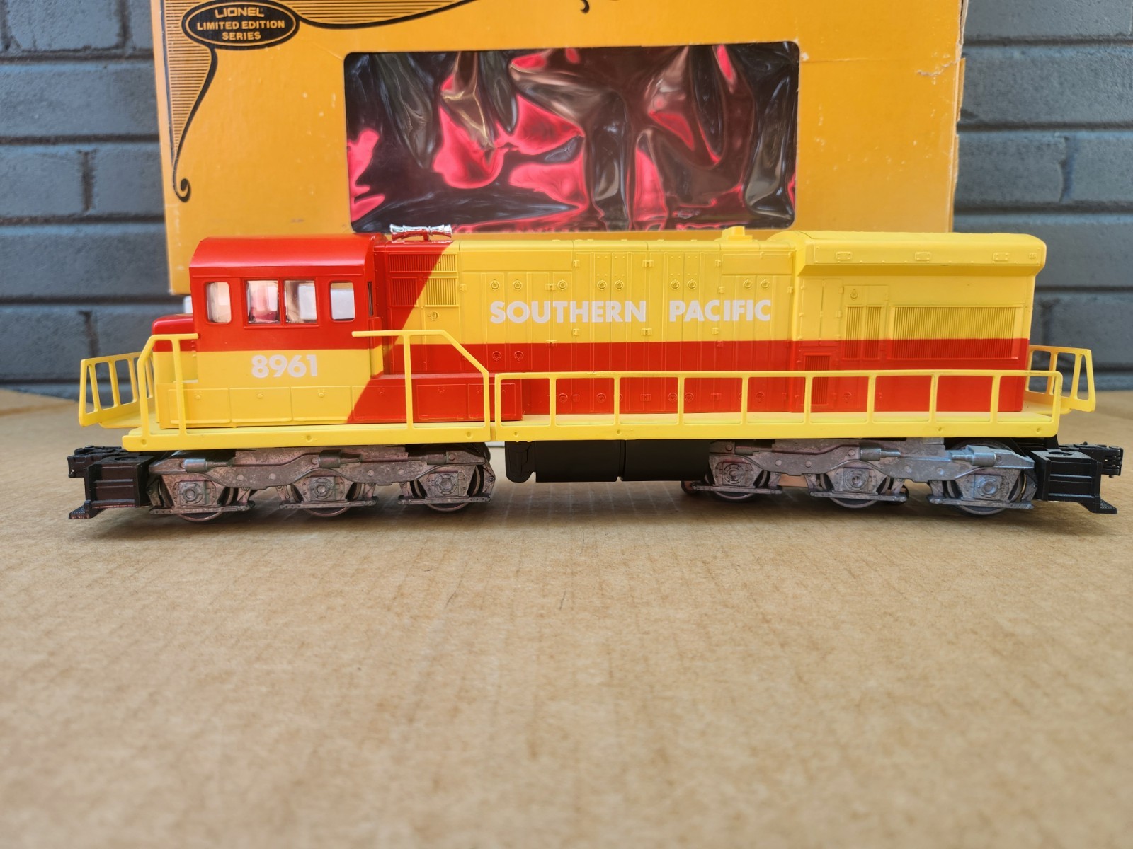 Lionel 8961 SP Southern Pacific U36C Dummy Diesel Locomotive with Original Box