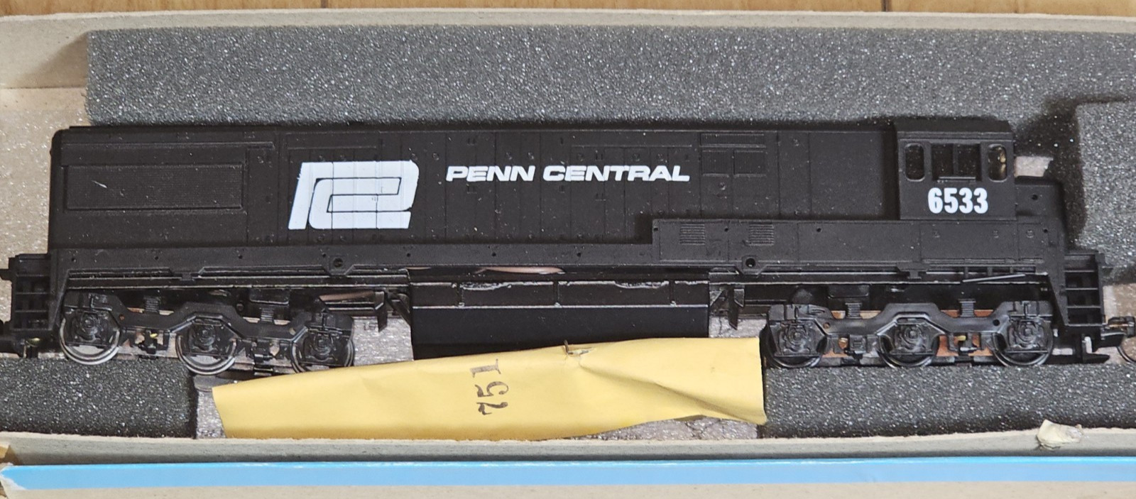 HO Athearn U28C Unpowered (Dummy) Locomotive Penn Central #6533