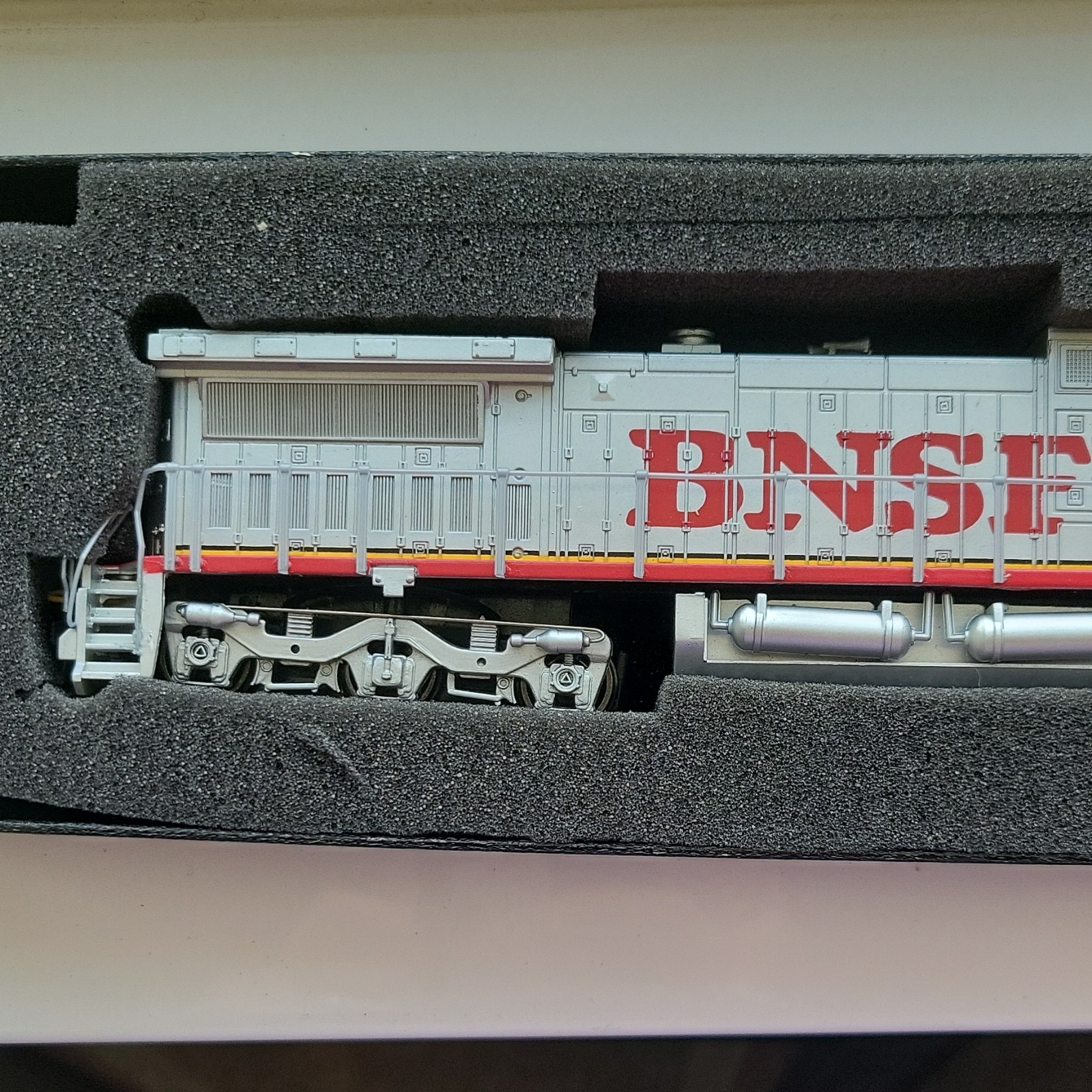 Bachmann Spectrum HO BNSF Railway Diesel Locomotive 814 Gray/Red/Yellow