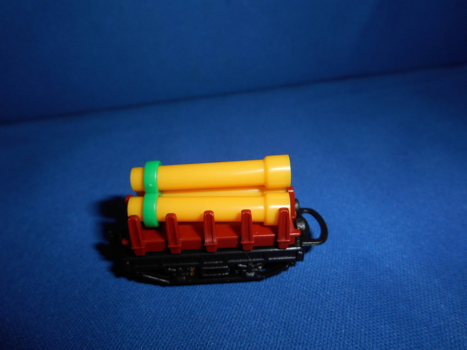 FREIGHT Rail TRAIN w/ CONSTRUCTION PIPES CAR Plastic Kinder Surprise Egg N Scale