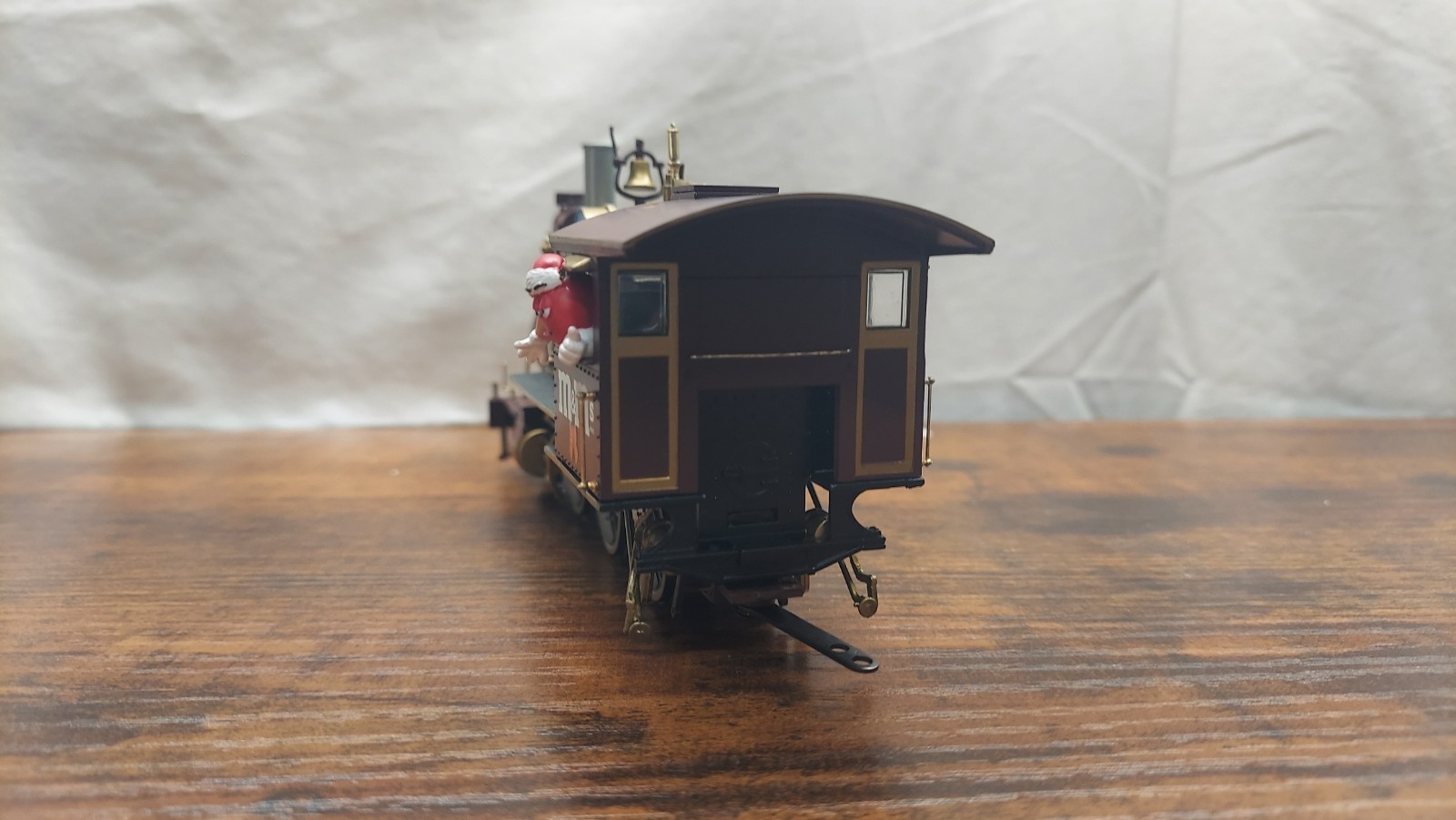 On30 Hawthorne Village Bachmann M&M Holiday Express 2-6-0 Engine