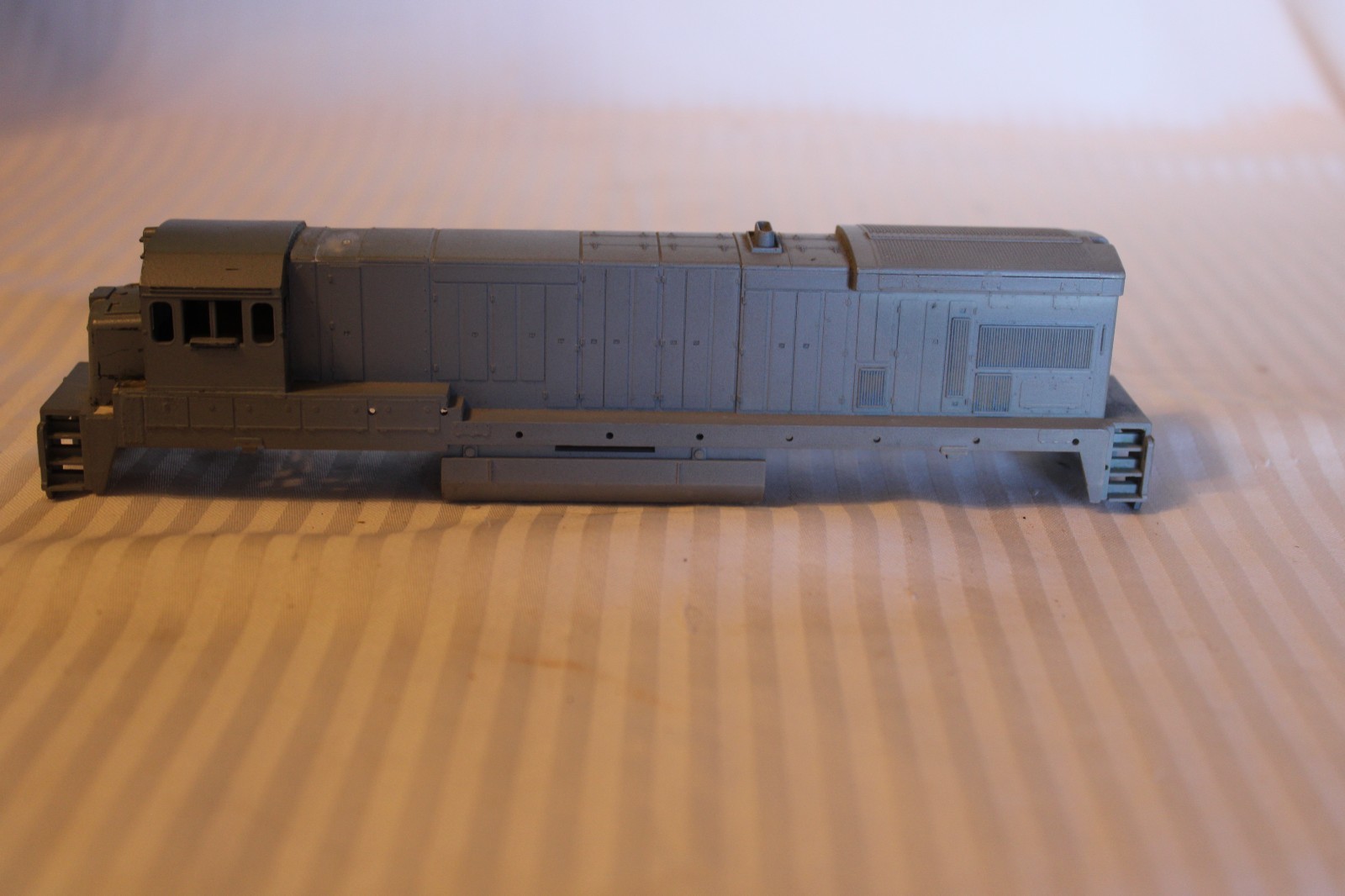 HO Scale Unbranded, Diesel Locomotive, Gray, Undecorated SHELL ONLY #G-1