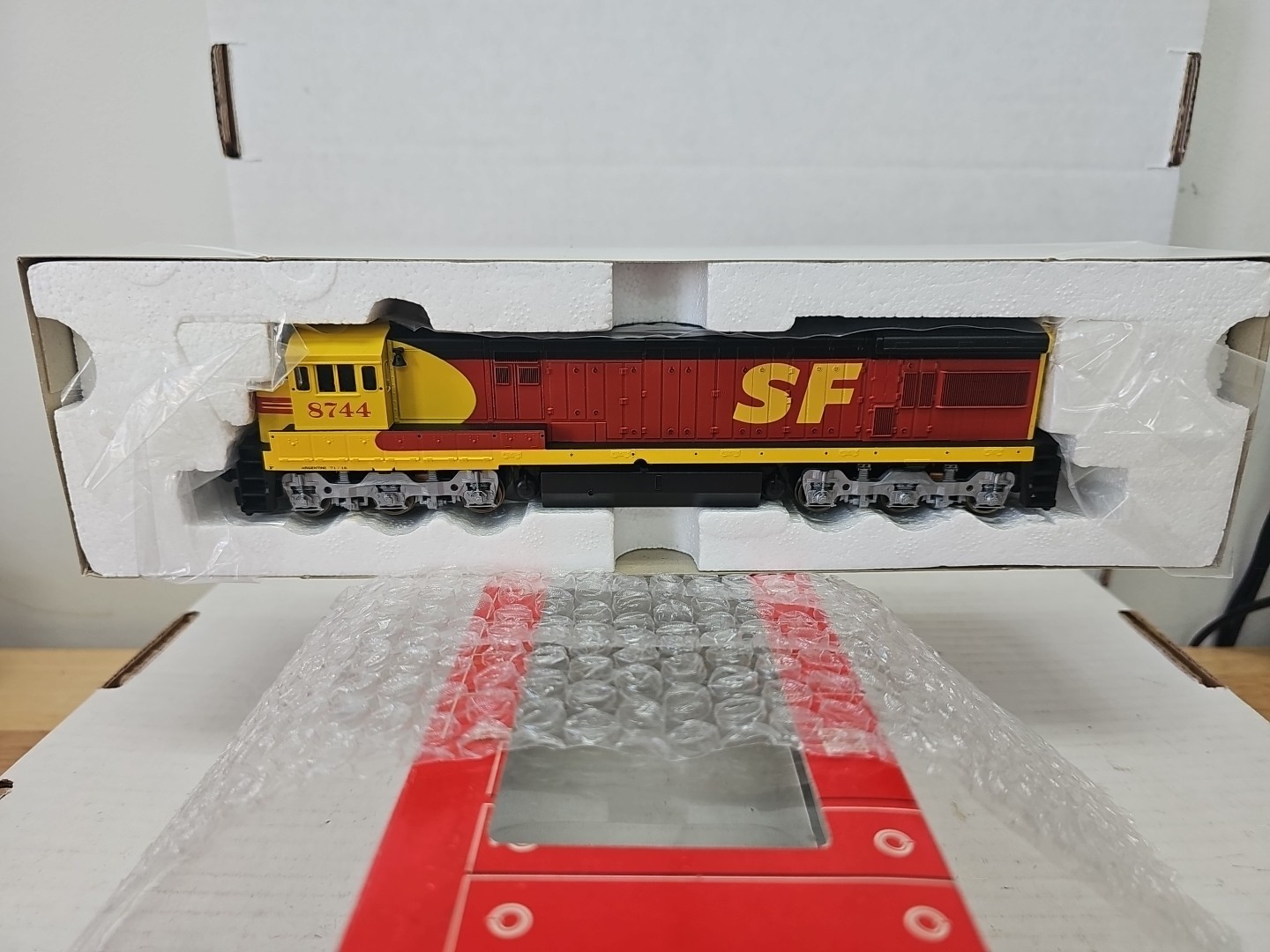 Atlas HO 8550 Santa Fe Kodachrome U36C Road #8744 ,New. DCC Ready