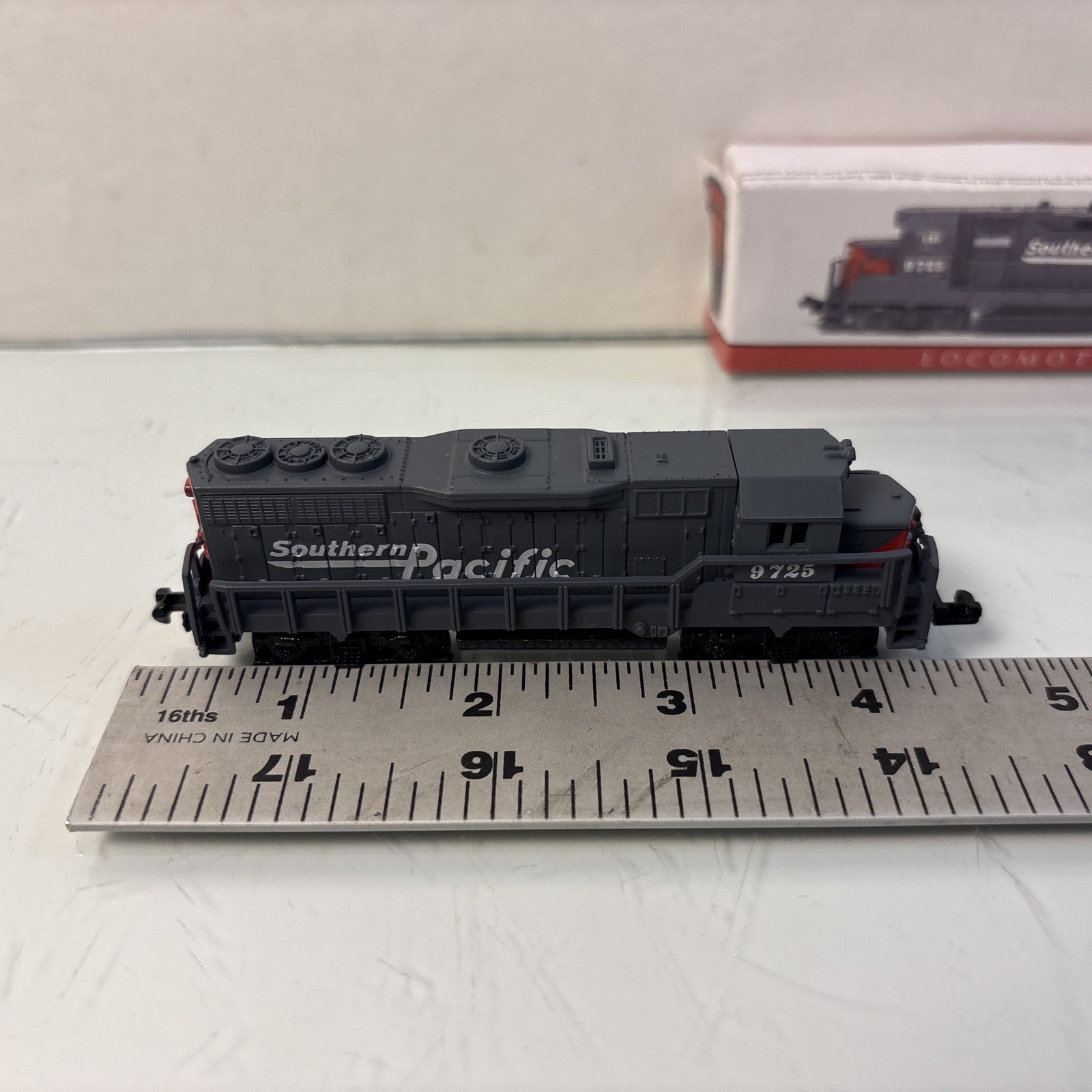 N Scale Southern Pacific 9725 Diesel Locomotive Caboose Box Railroad 3 Tracks