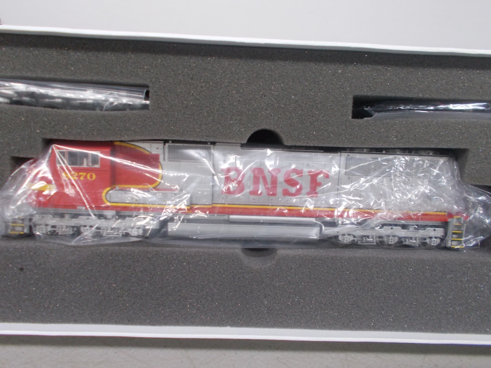 ATHEARN / GENESIS # G6135~ BNSF SD75M POWERED LOCOMOTIVE # 8270 ~HO SCALE