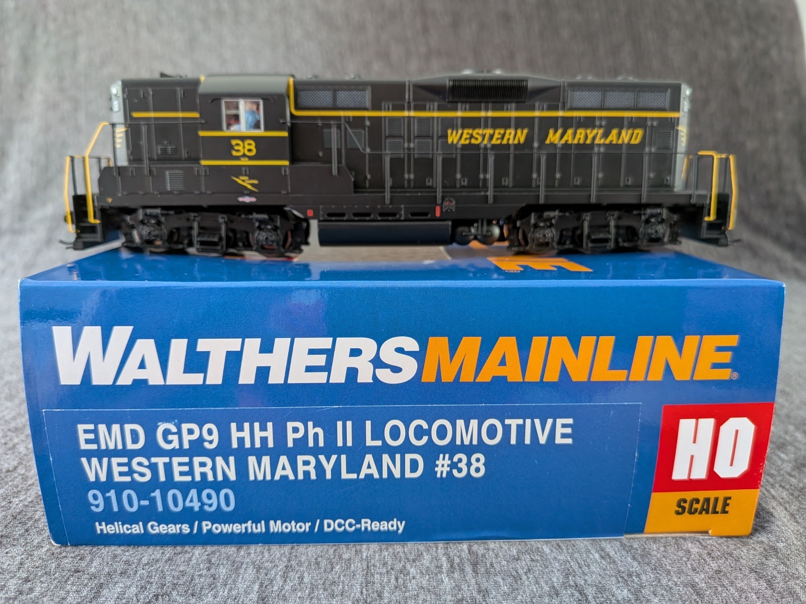 Walthers Mainline HO GP9, Western Maryland #38, #910-10490, DCC Ready.