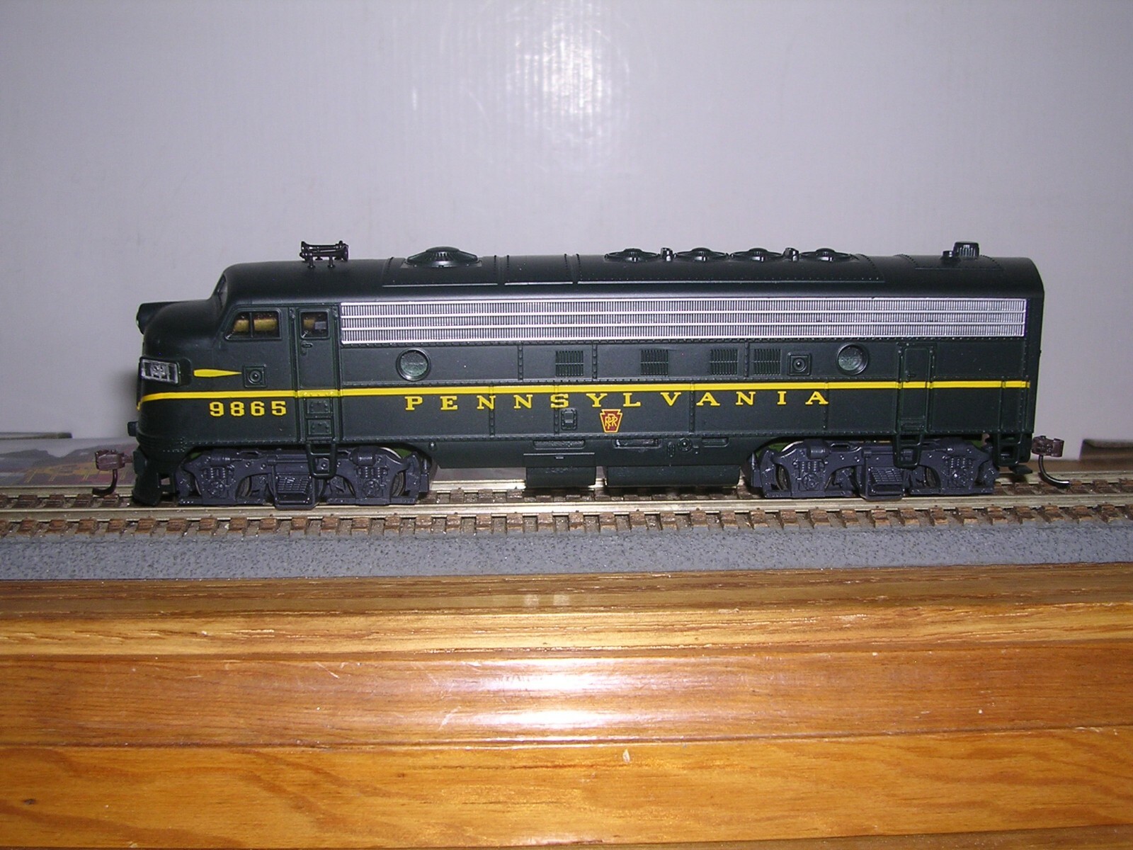ATLAS #8310 Pennsylvania EMD FP-7A Diesel Loco #9865 “H.O.Scale” 1/87