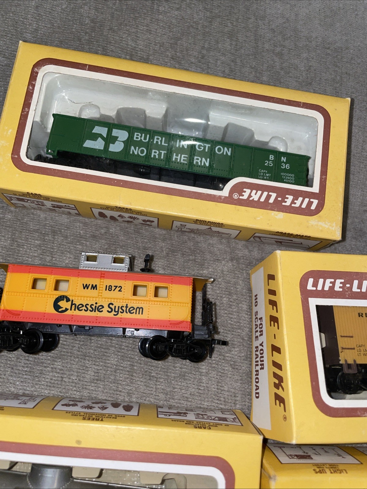 LIFE-LIKE SET OF 5 TRAIN CARS HO SCALE 8302,8446,8505,8541,1872