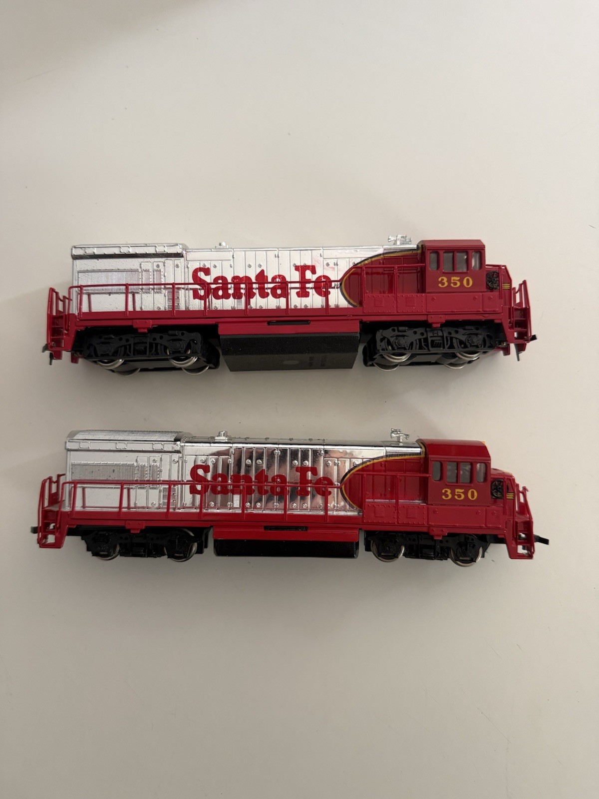 Rivarossi Ho Scale Model Train Diesel Locomotive GE U25C #350 Santa Fe Qty 2