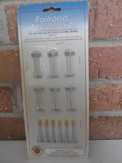 Bachmann Ho Scale Railroad Accessories Sings & Traffic Lights #42207