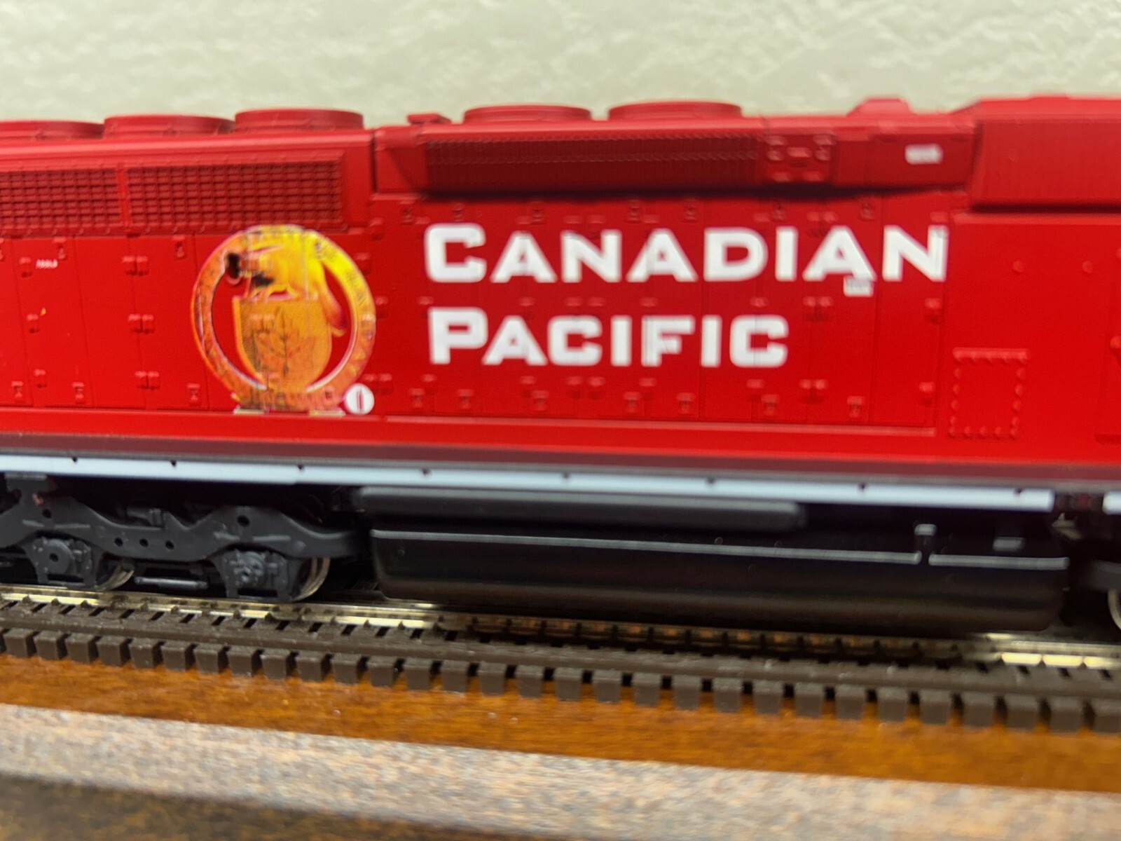 CANADIAN PACIFIC SD40-2 LOCOMOTIVE – HO Scale ” GOLDEN BEAVER ” LETTERS NEW OOP