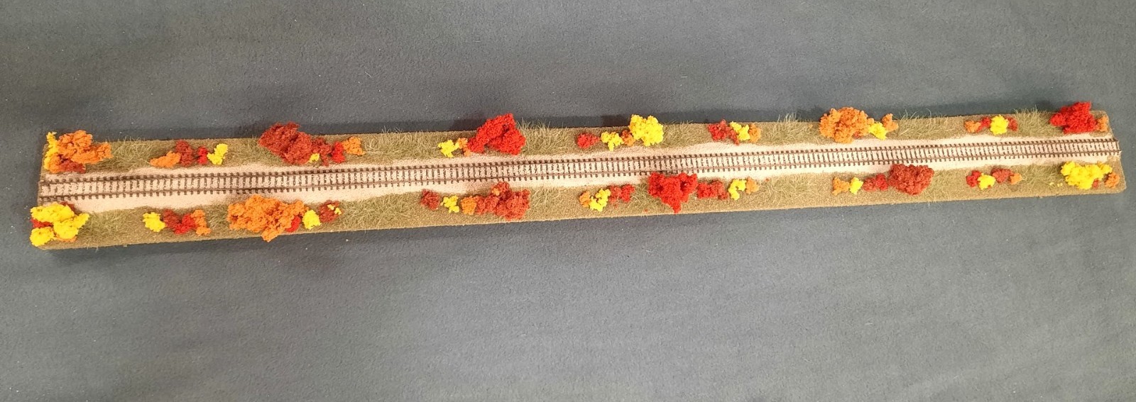 N SCALE 36″ -“FALL FOLIAGE SCENE” DISPLAY DIORAMA – FOR ANY N SCALE TRAINS