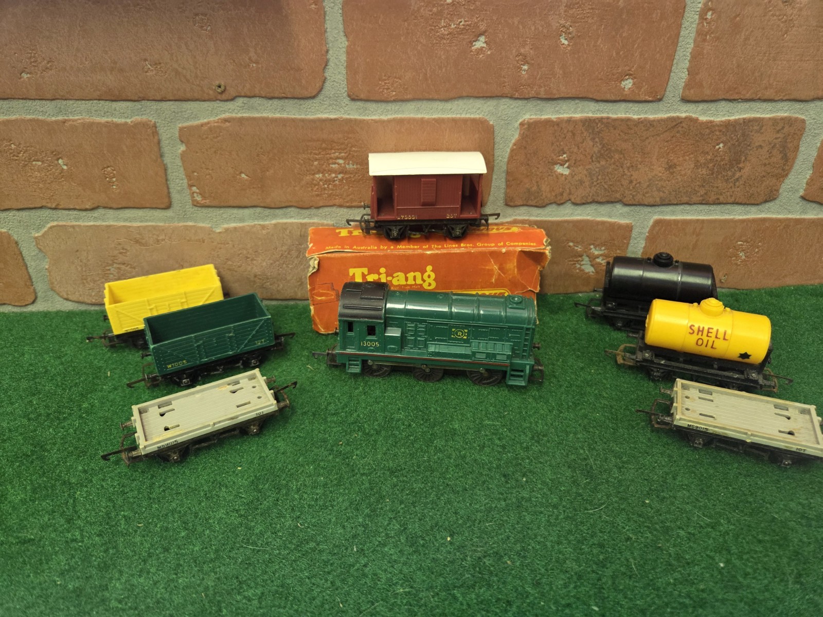 Triang Hornby HO/OO R.152 Australia NZ Diesel Shunter & Wagons Runs