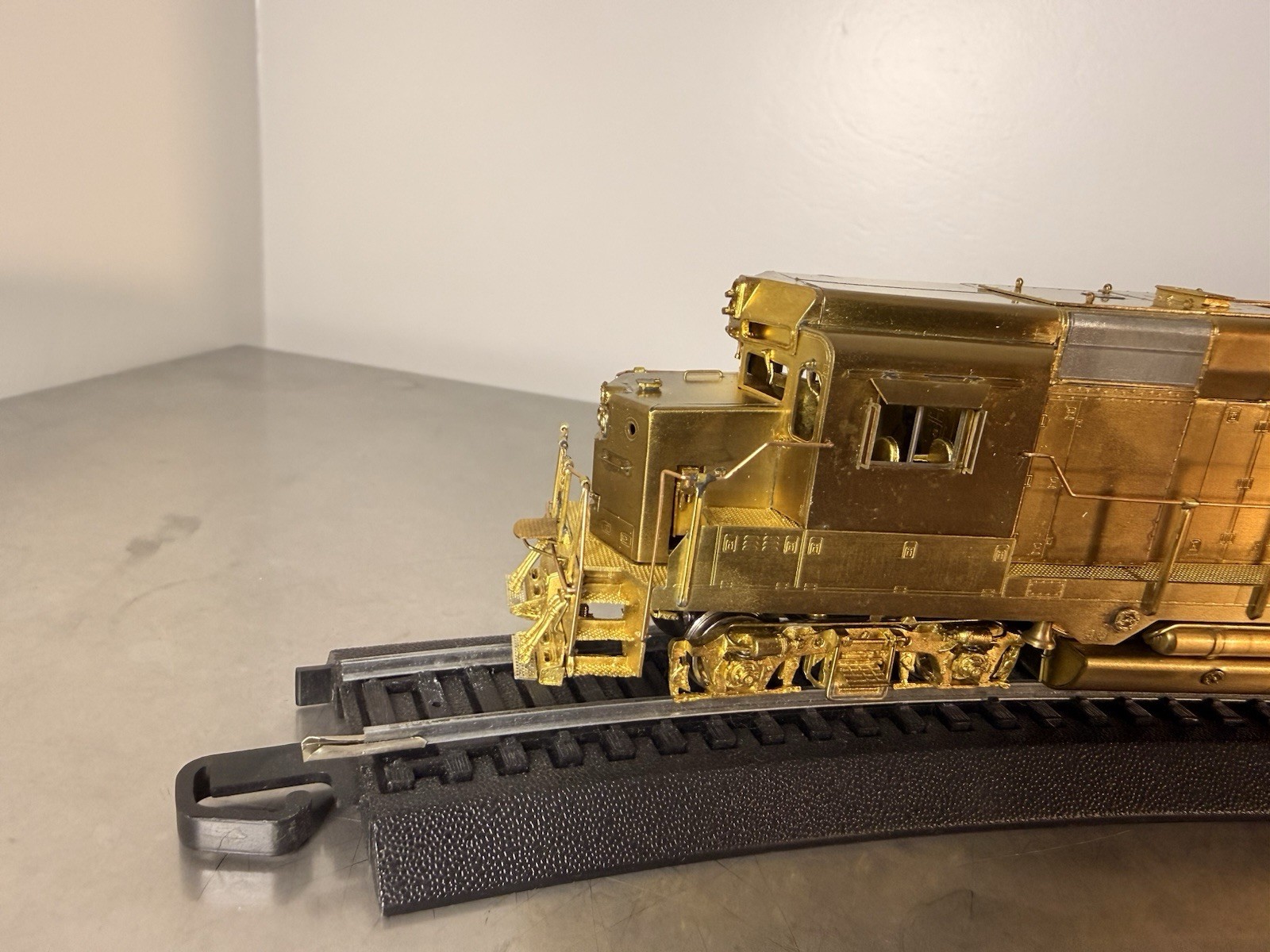 Overland Models – Brass – SP (Southern Pacific) GP30 Phase II Low Hood – NEW