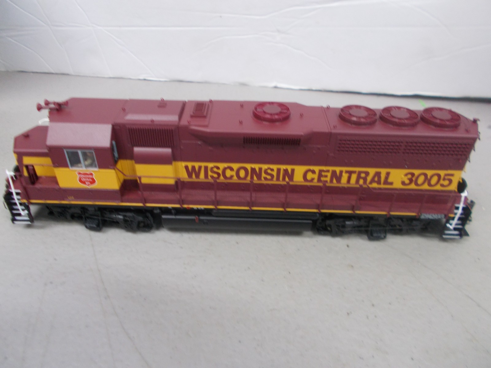 ATLAS MASTER # 9722~WISCONSIN CENTRAL GP-40 LOCOMOTIVE # 3005 WITH DCC~HO SCALE