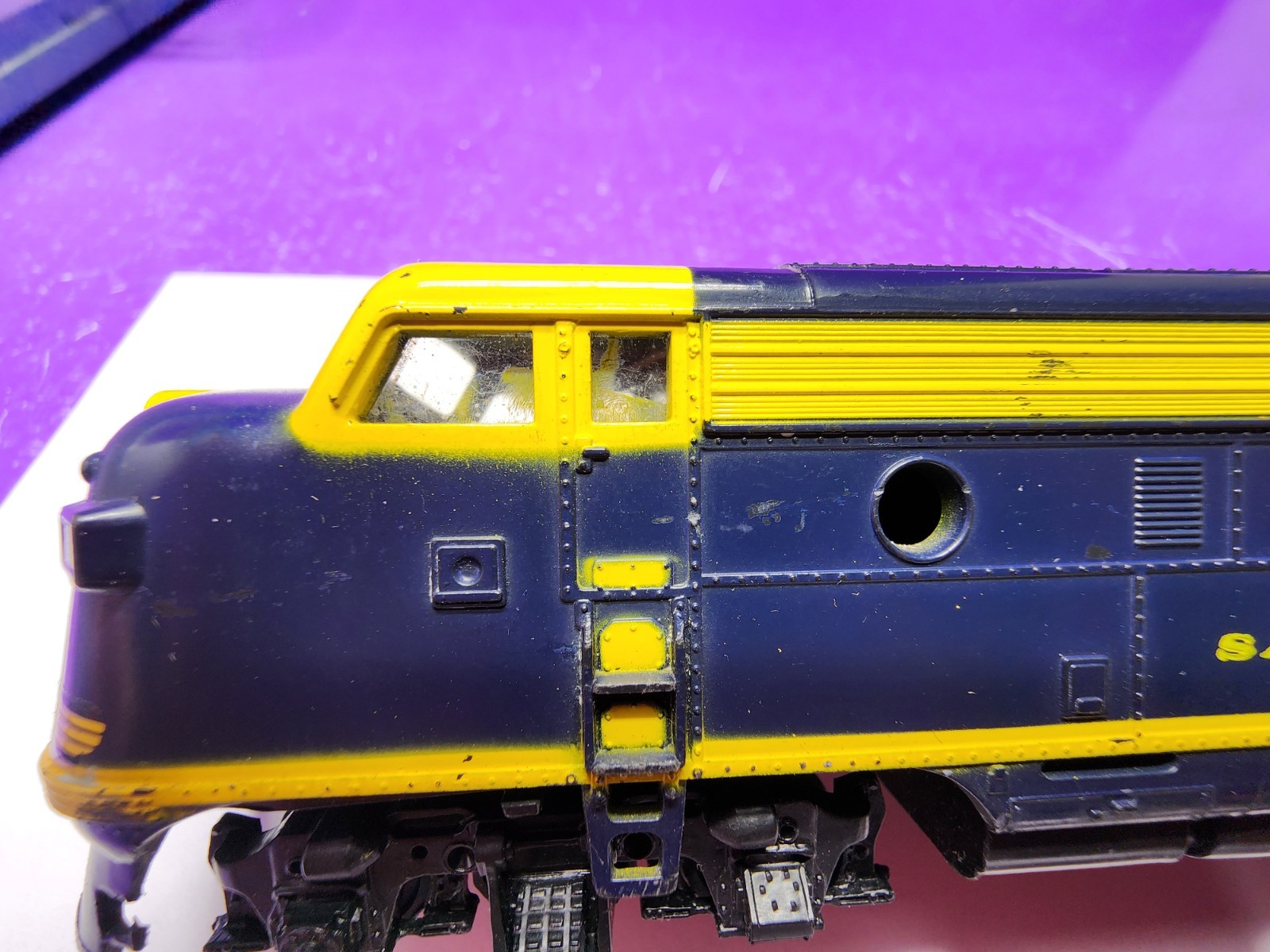 AS IS DUMMY HO SCALE SANTA-FE ATHEARN F7A LOCOMOTIVE OLD STYLE ALL PLASTIC LOT