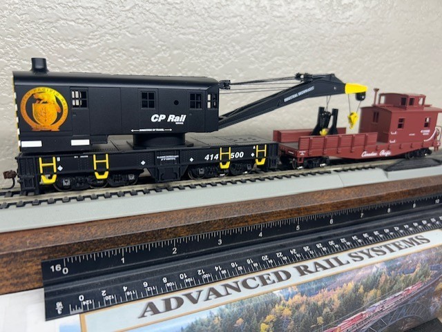 CP RAIL / CANADIAN PACIFIC 200 ton ROTATING RAILWAY CRANE w/TENDER HO SCALE NEW
