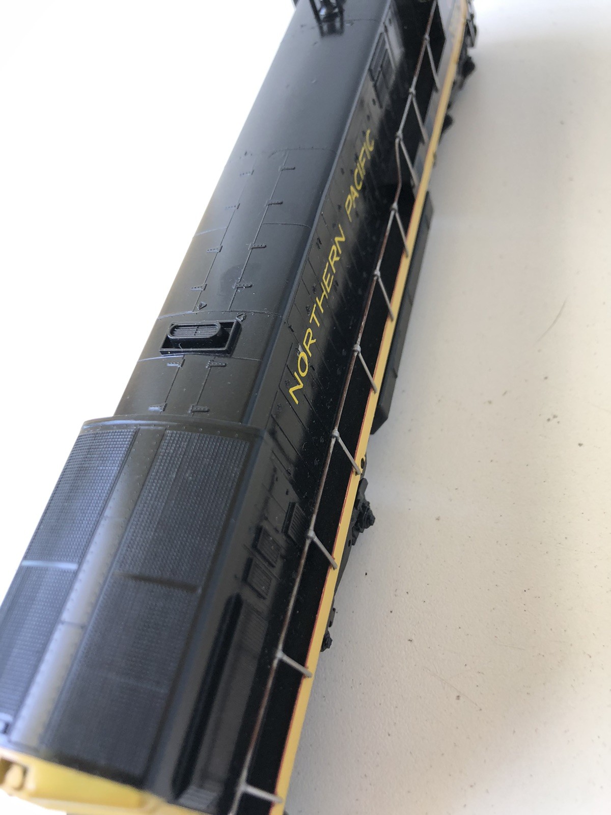Athearn #3503 HO Northern Pacific U33C Powered Diesel Locomotive 3300