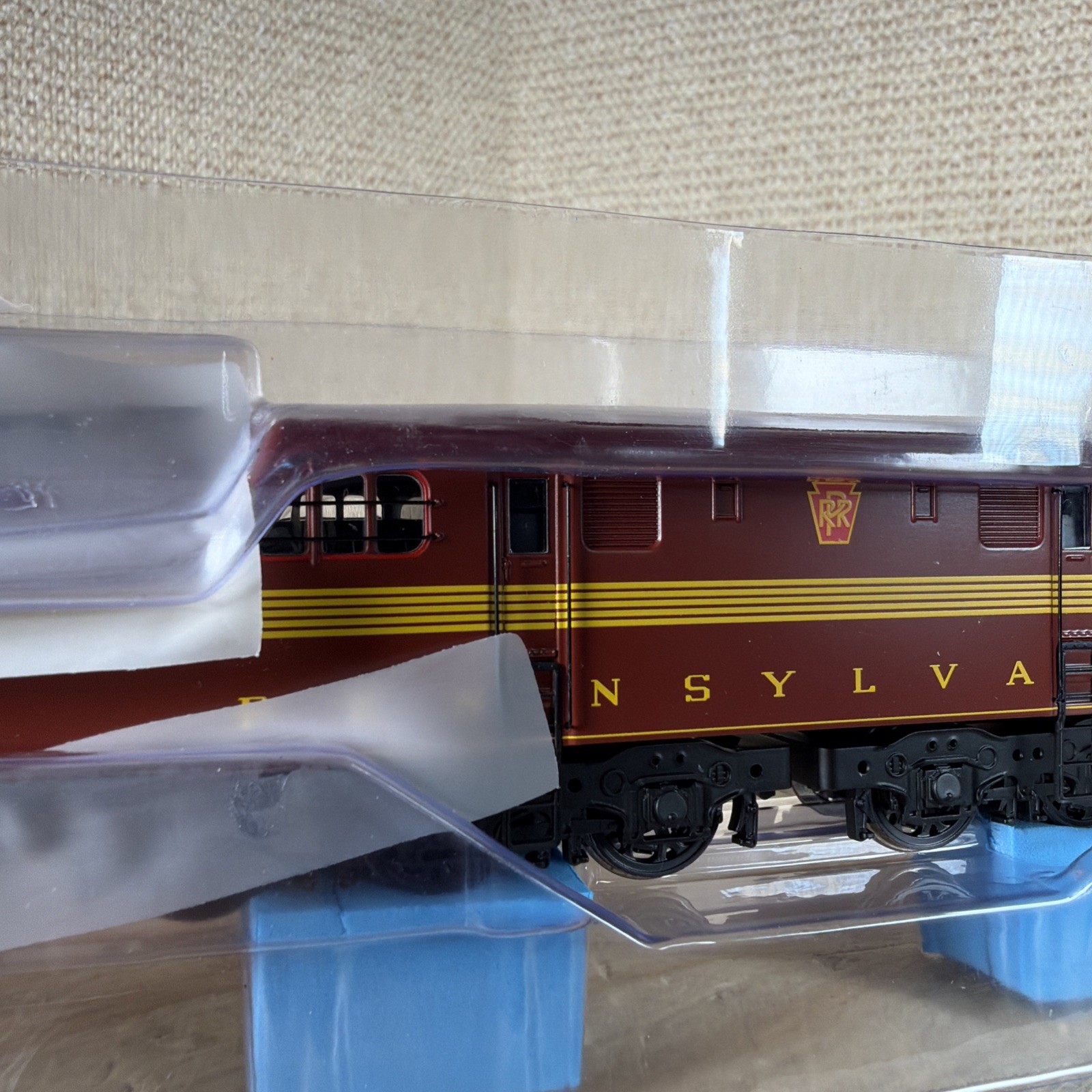 Bachmann HO Scale 65302 GG1 Pennsylvania #4913 Tuscan Re 5 Stripe w/DCC Sound