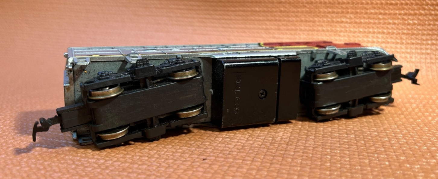 Santa FE HO Diesel LOCO/Locomotive 8WD Red Yellow Silver WORKs lot D-3-1 bin2
