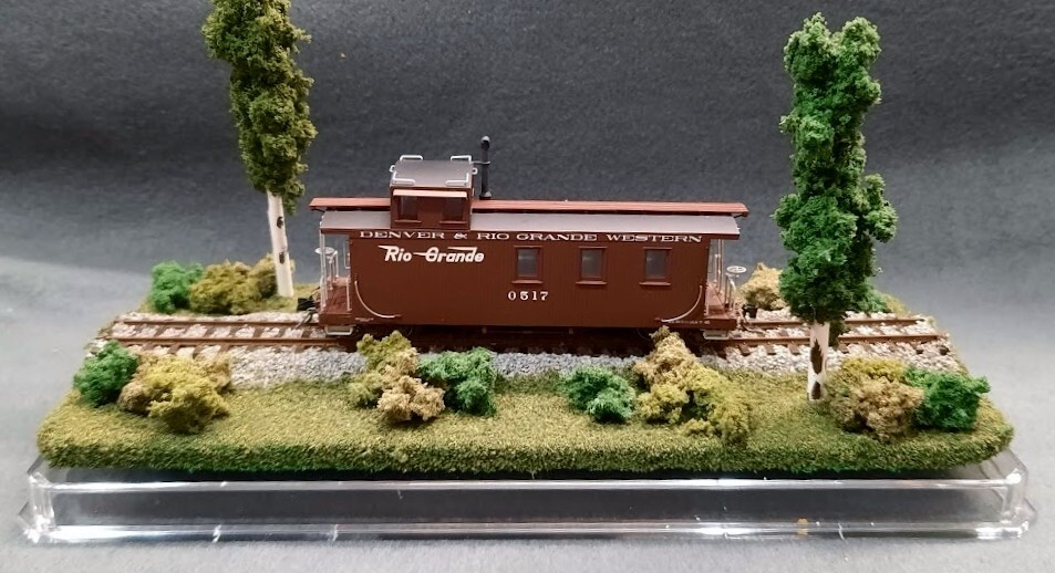 HOn3 SCALE 9″ SINGLE TRACK DISPLAY CASE – SUMMER SCENE- FOR ANY HOn3 TRAINS