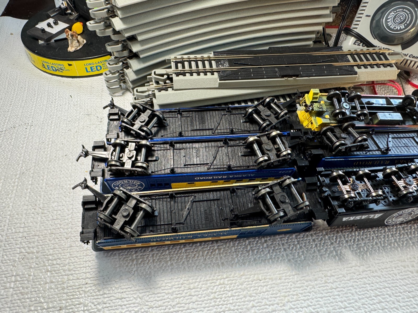 🚂 HO BACHMANN CUSTOM PAINTED ALASKA PASSENGER SET, TRACK,DCC CONTOLLER 💥 H4005