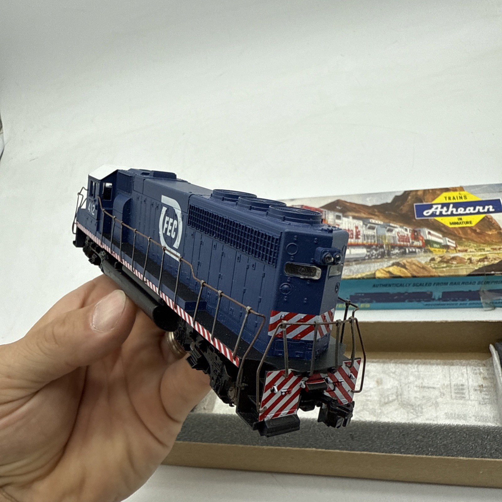 Athearn HO Scale GP 38-2 Diesel Florida East Coast #412 Powered Engine