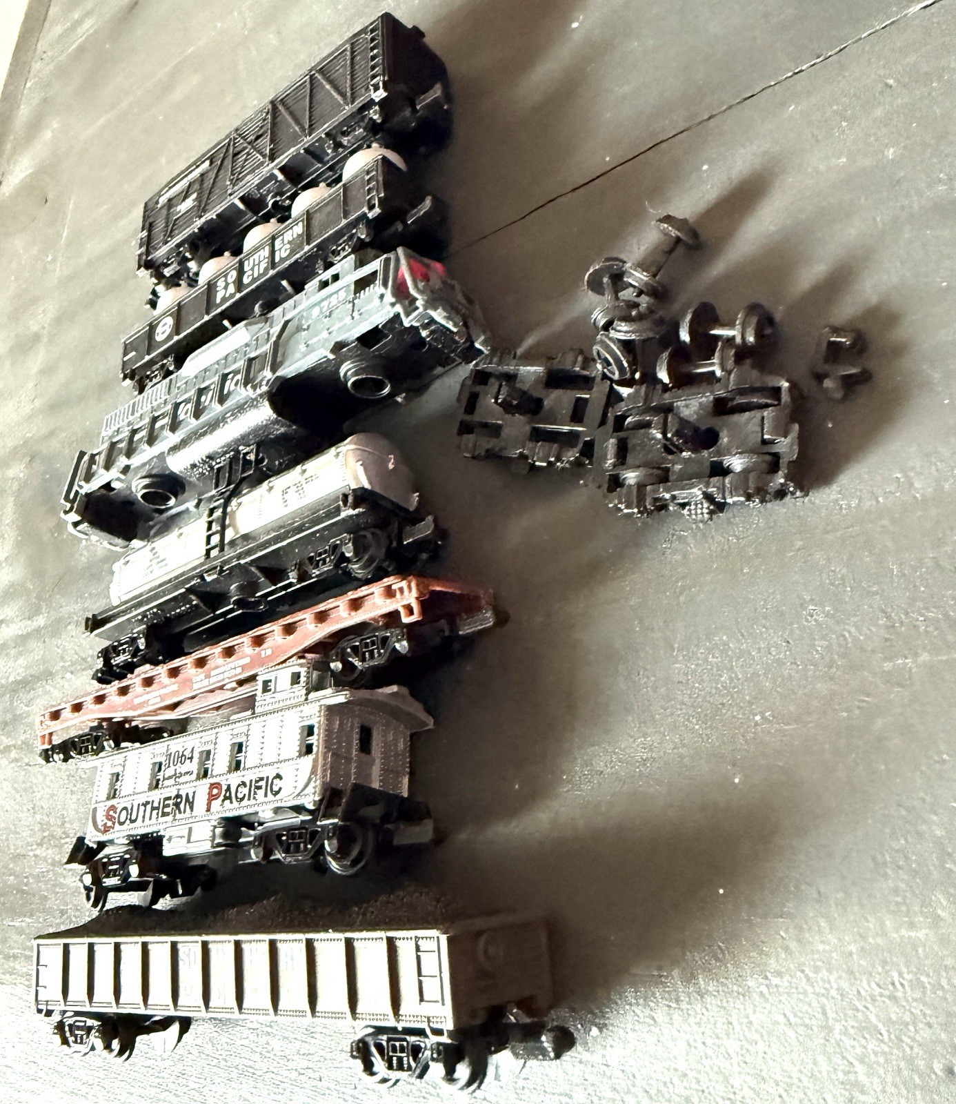 SOUTHERN PACIFIC LOCOMOTIVE ENGINES Cars Lot High Speed Toy Train & Parts
