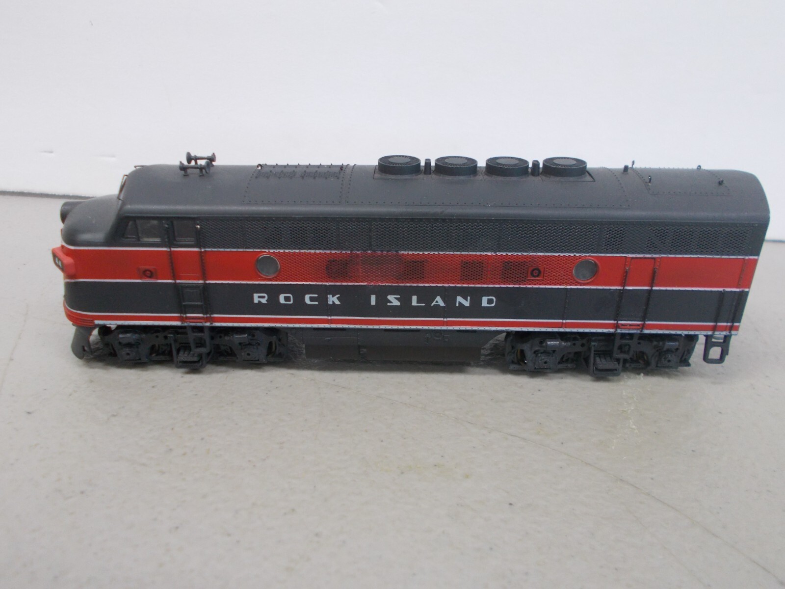 STEWART/KATO-#8530-ROCK ISLAND-F3A PHASE 11 POWERED-LOCOMOTIVE-LOT B-HO SCALE