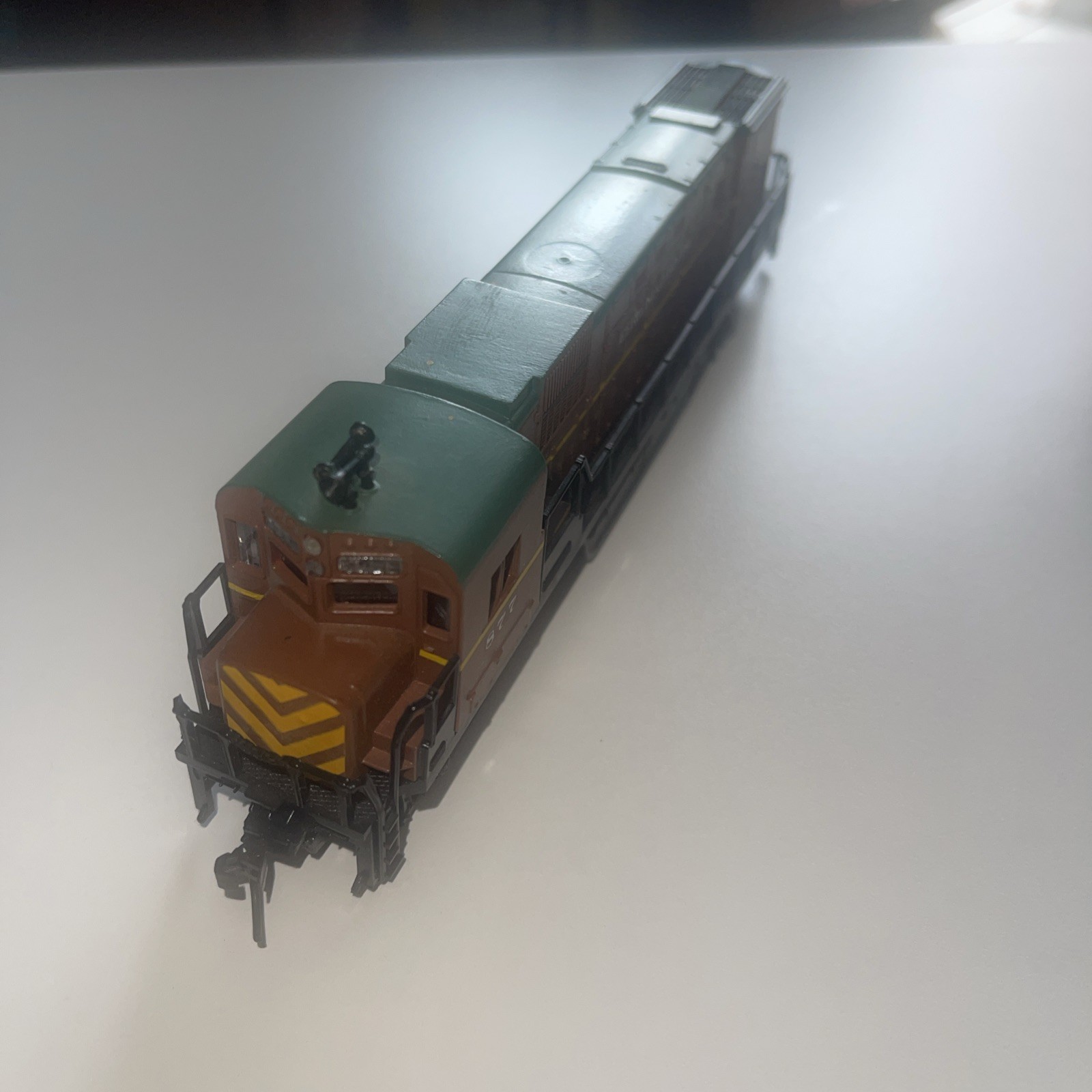 HO Scale Eerie Mad River GP38 Diesel Locomotive #877 – Brown/Green